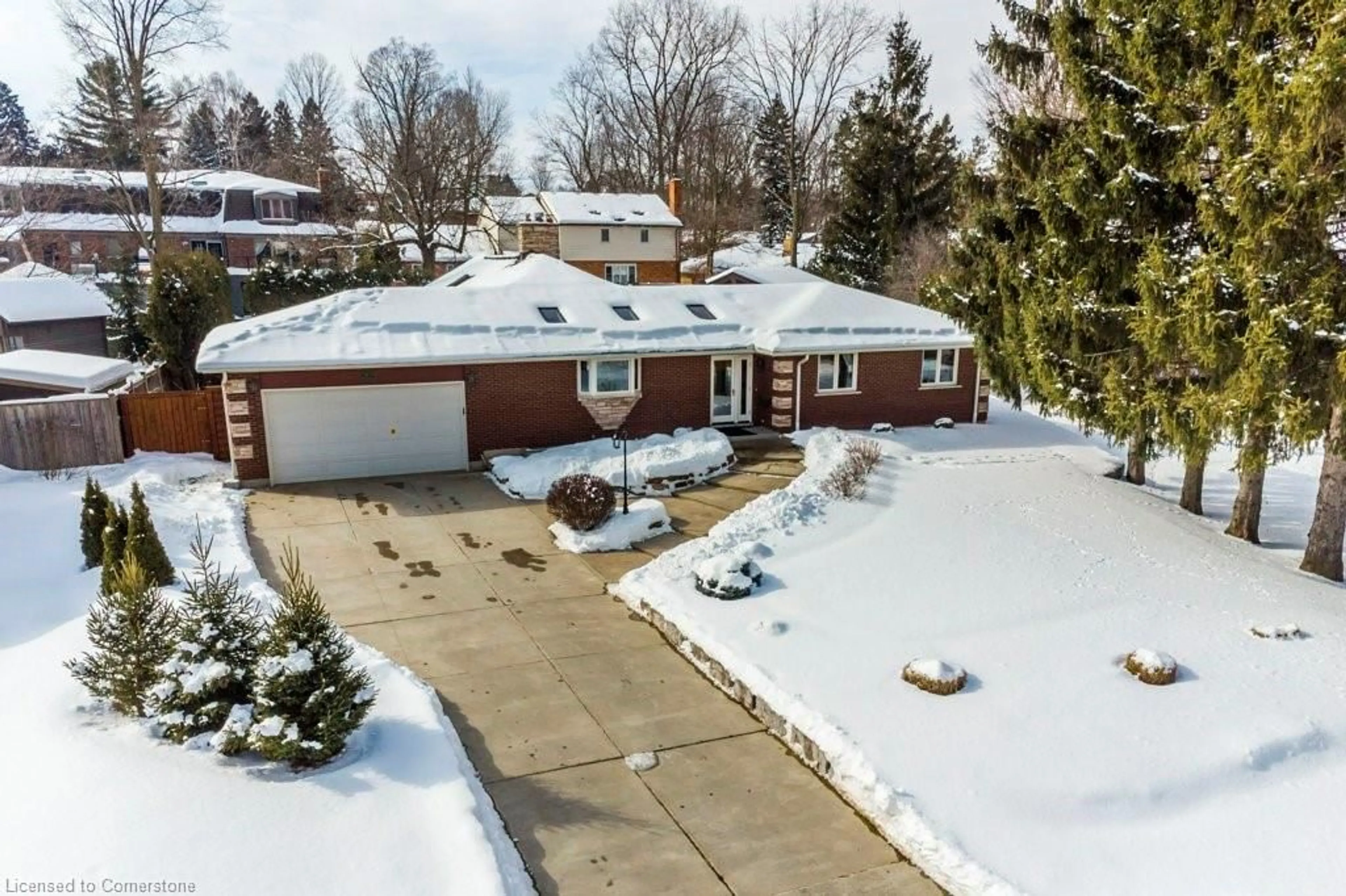 A pic from outside/outdoor area/front of a property/back of a property/a pic from drone, street for 34 Hawthorne Rd, Cambridge Ontario N1S 3J9