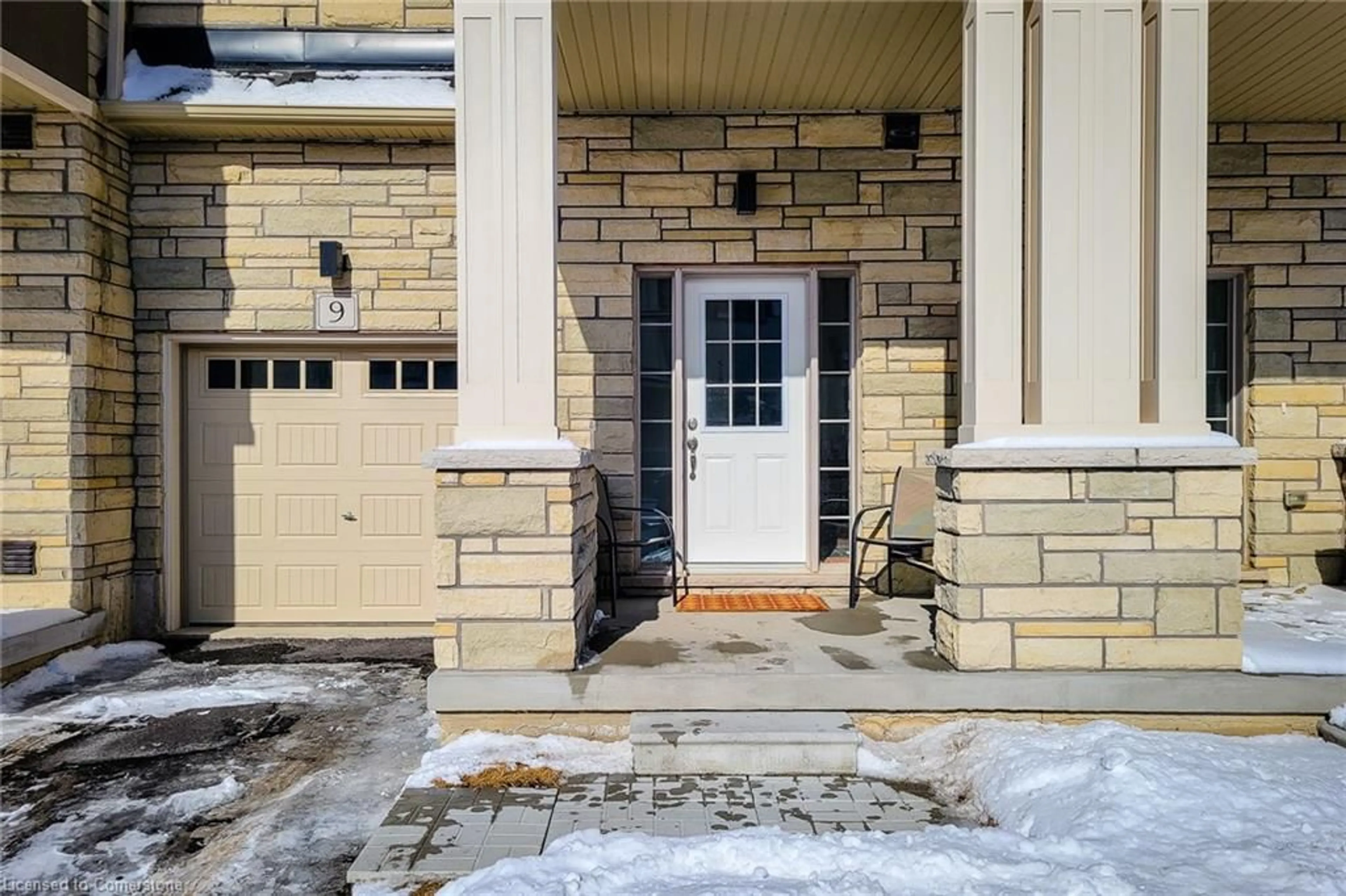 Indoor entryway for 305 Garner Rd #9, Ancaster Ontario L9G 3K9