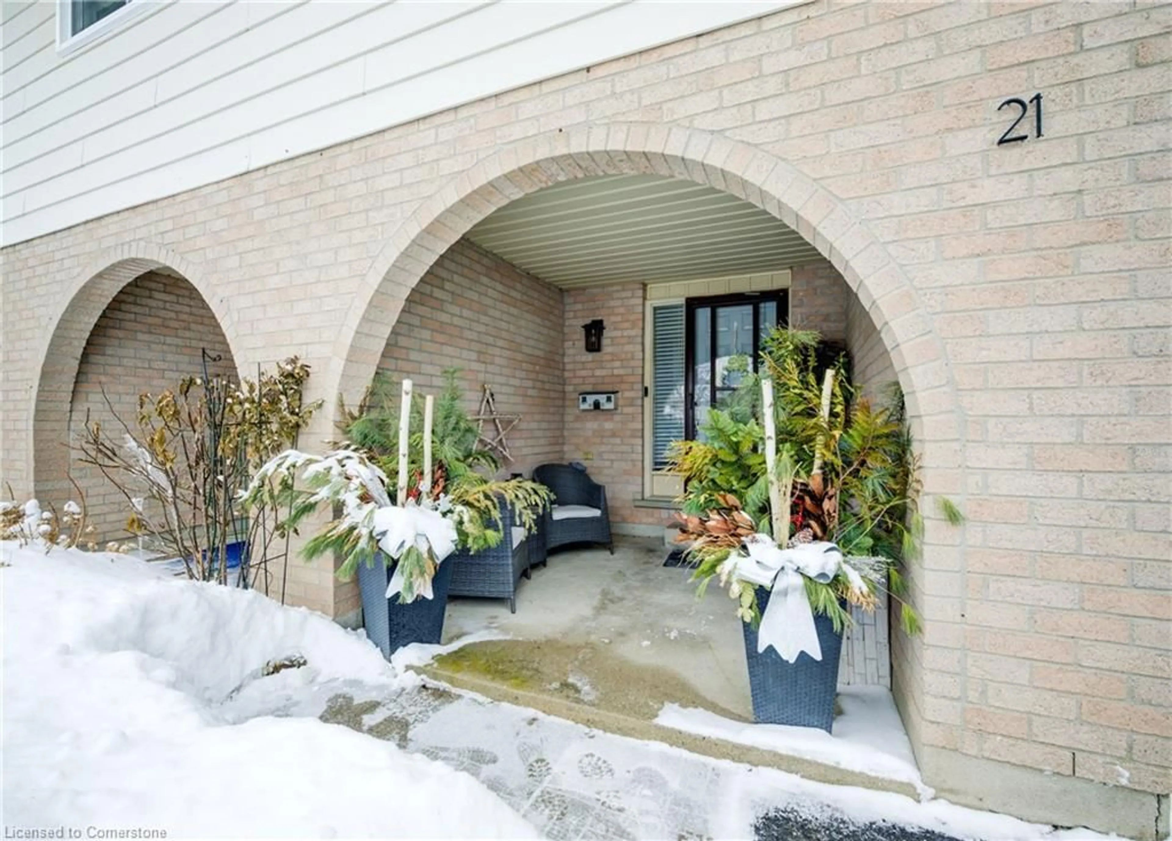 Indoor entryway for 21 Highcroft Crt, Kitchener Ontario N2E 2N9