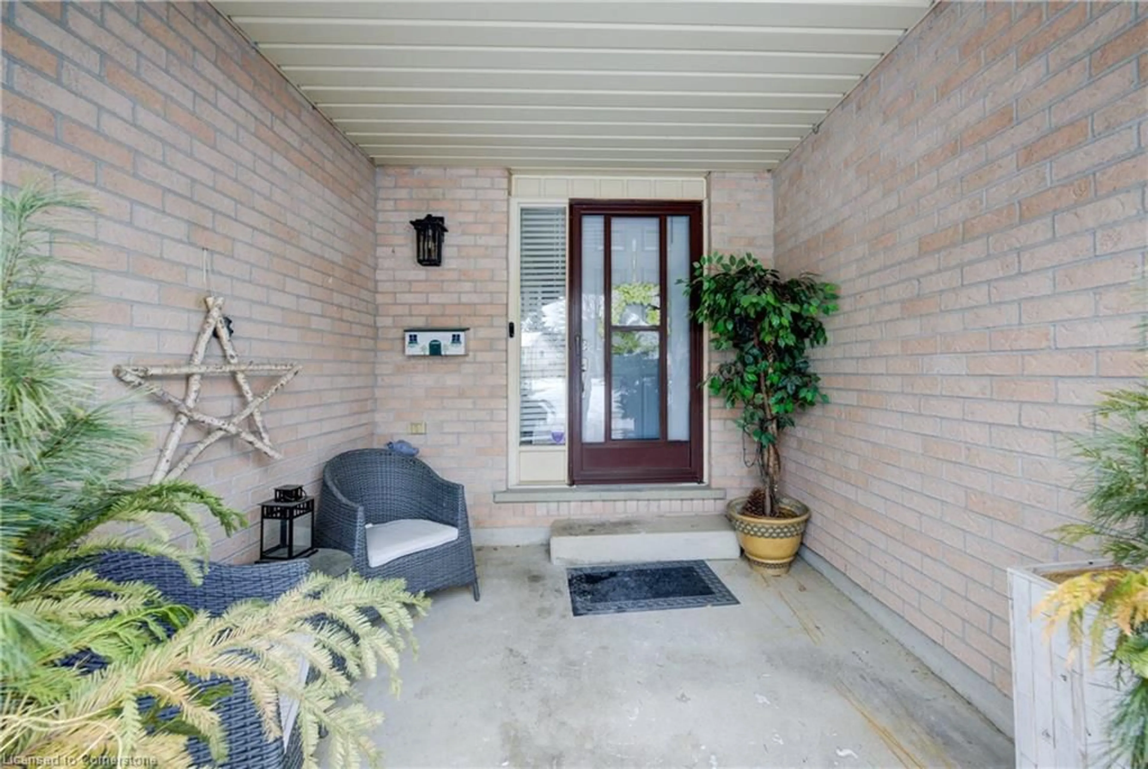 Indoor entryway for 21 Highcroft Crt, Kitchener Ontario N2E 2N9