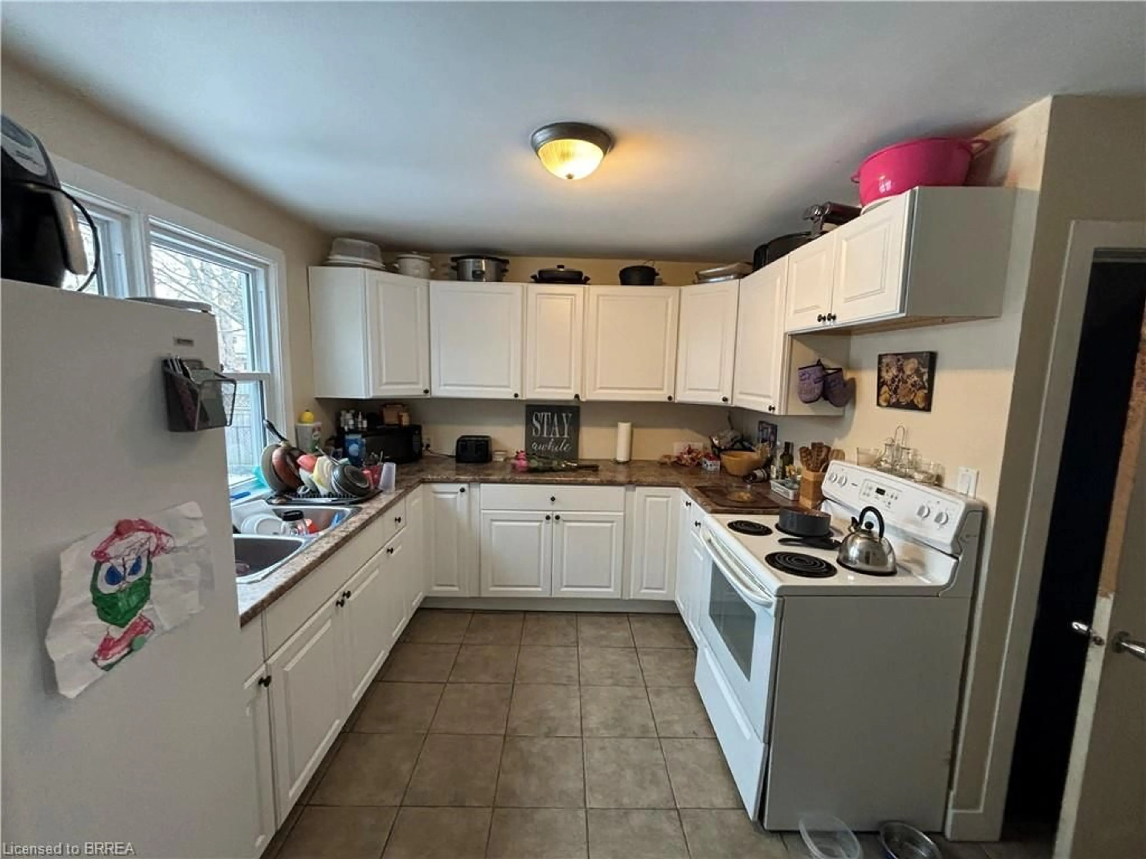 Standard kitchen, unknown for 6 Westmount Blvd, Brantford Ontario N3T 5J2