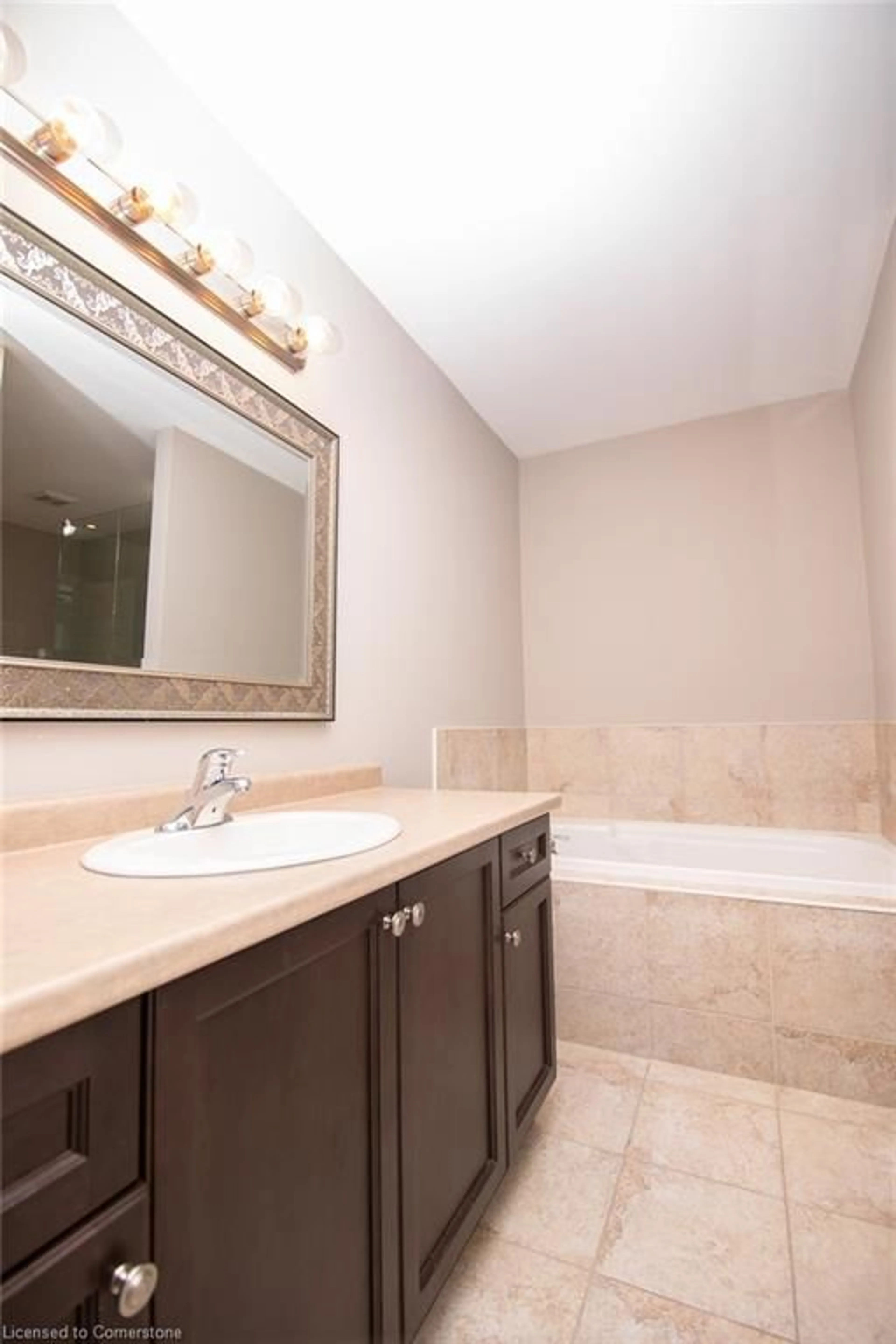 Standard bathroom, ceramic/tile floor for 4139 Palermo Common #30, Burlington Ontario L7L 0G7