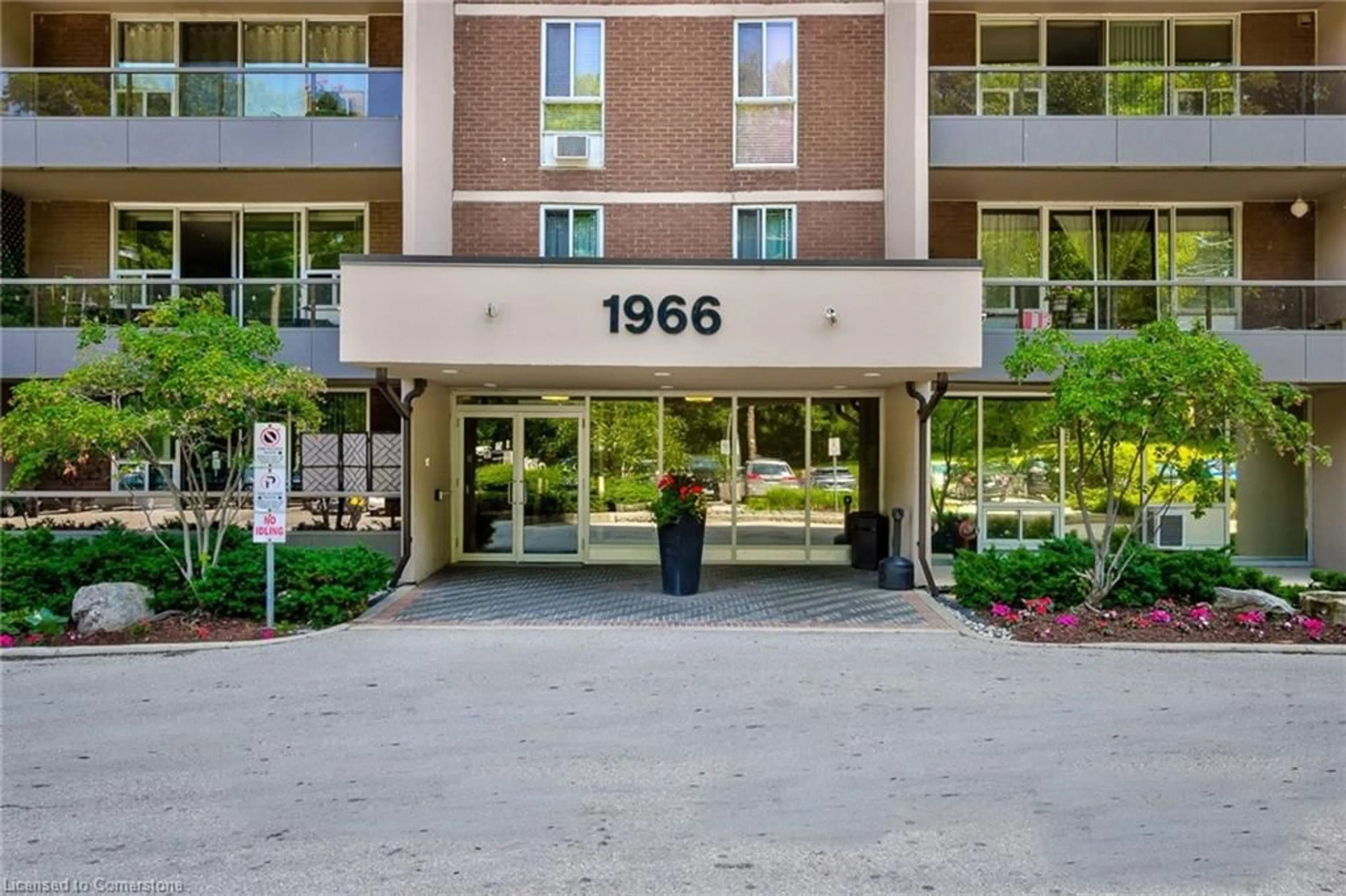 Indoor foyer for 1966 Main St #402, Hamilton Ontario L8S 1J6