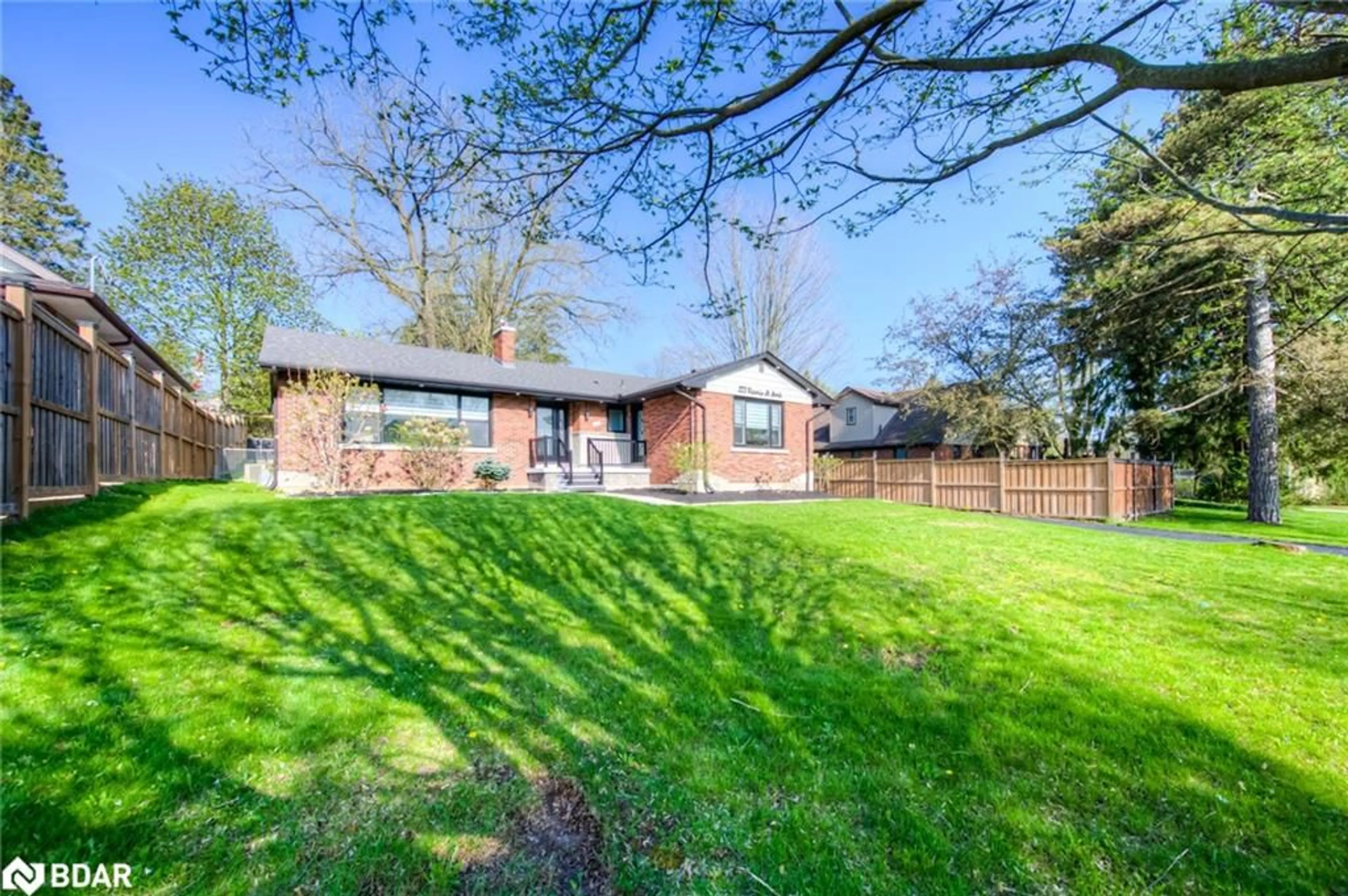 A pic from outside/outdoor area/front of a property/back of a property/a pic from drone, building for 222 Victoria St, Woodstock Ontario N4S 6W3