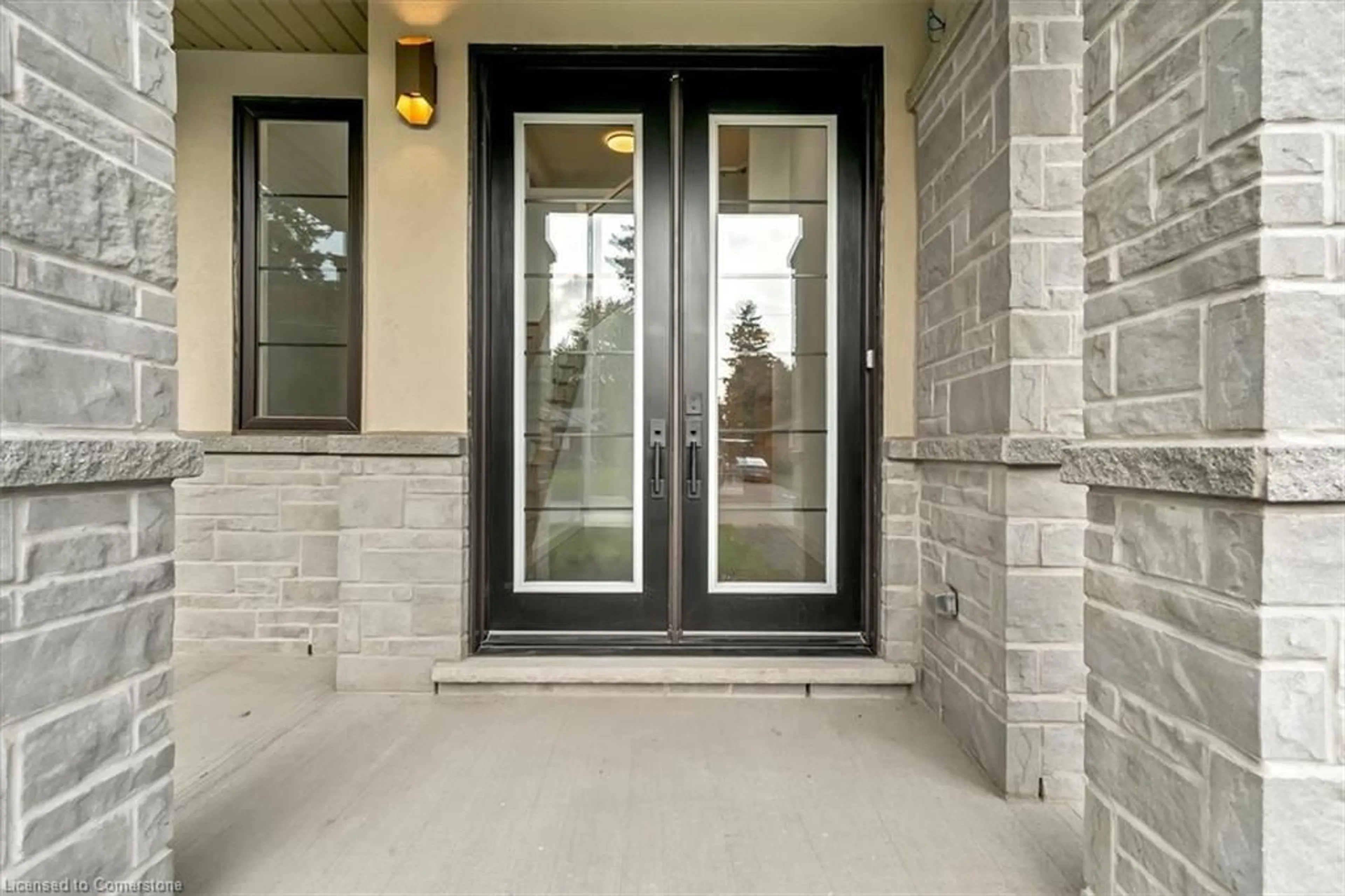 Indoor entryway for 382 B Southcote Rd, Ancaster Ontario L9G 2W3