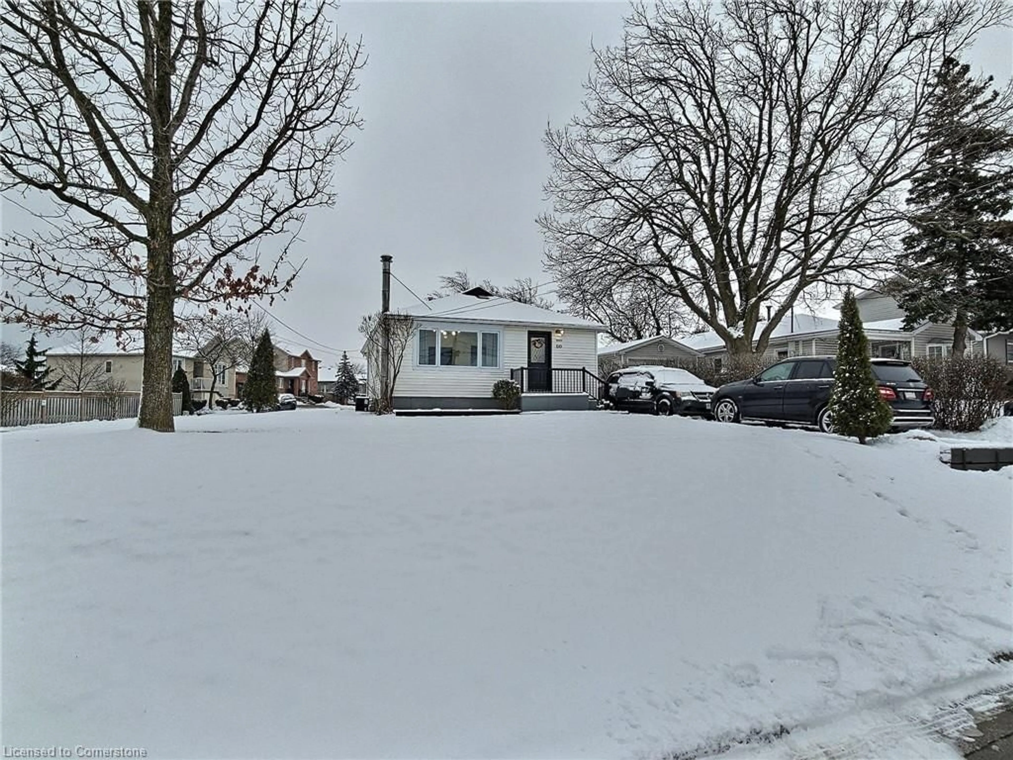 A pic from outside/outdoor area/front of a property/back of a property/a pic from drone, street for 60 Lincoln Rd, Hamilton Ontario L8E 1Z3