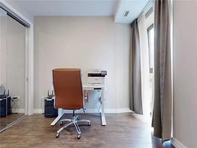 Additional property image - 112 King St Unit 606