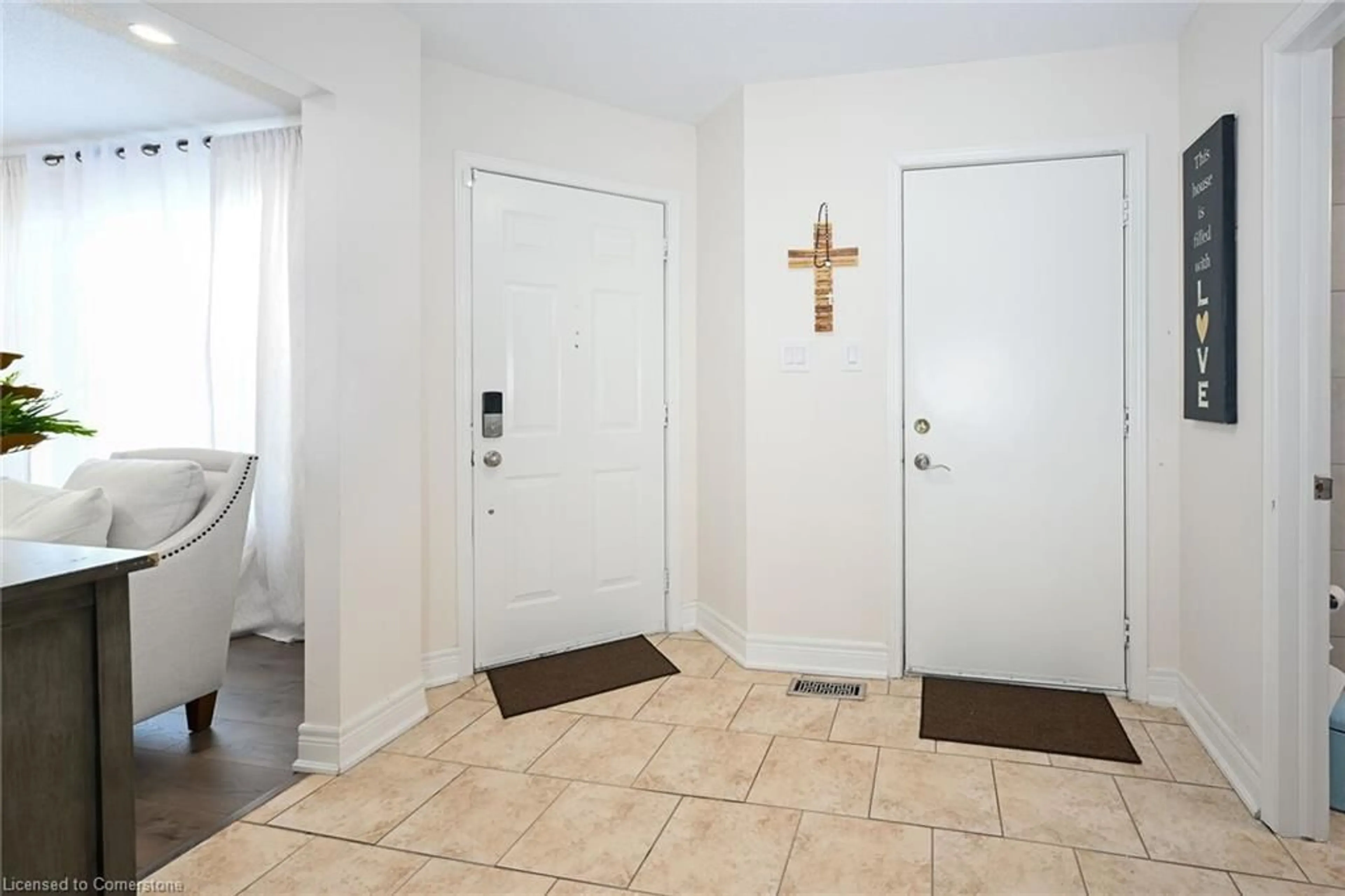 Indoor entryway for 10 Amherst Cir, Hamilton Ontario L8W 3K2