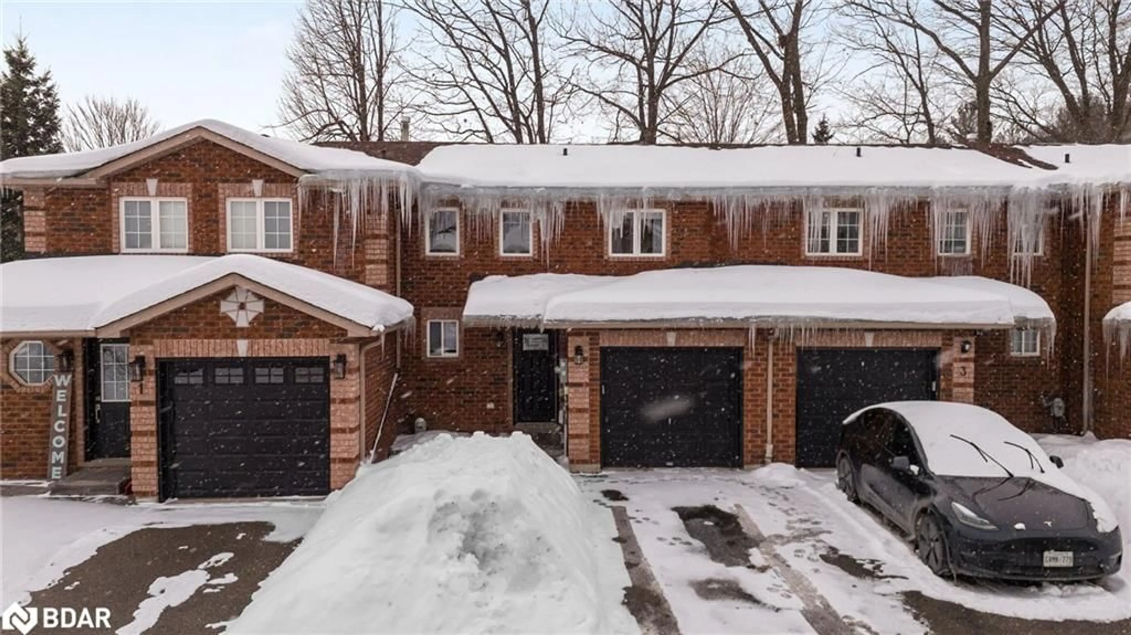 A pic from outside/outdoor area/front of a property/back of a property/a pic from drone, street for 38 Kenwell Cres #2, Barrie Ontario L4N 0Z6