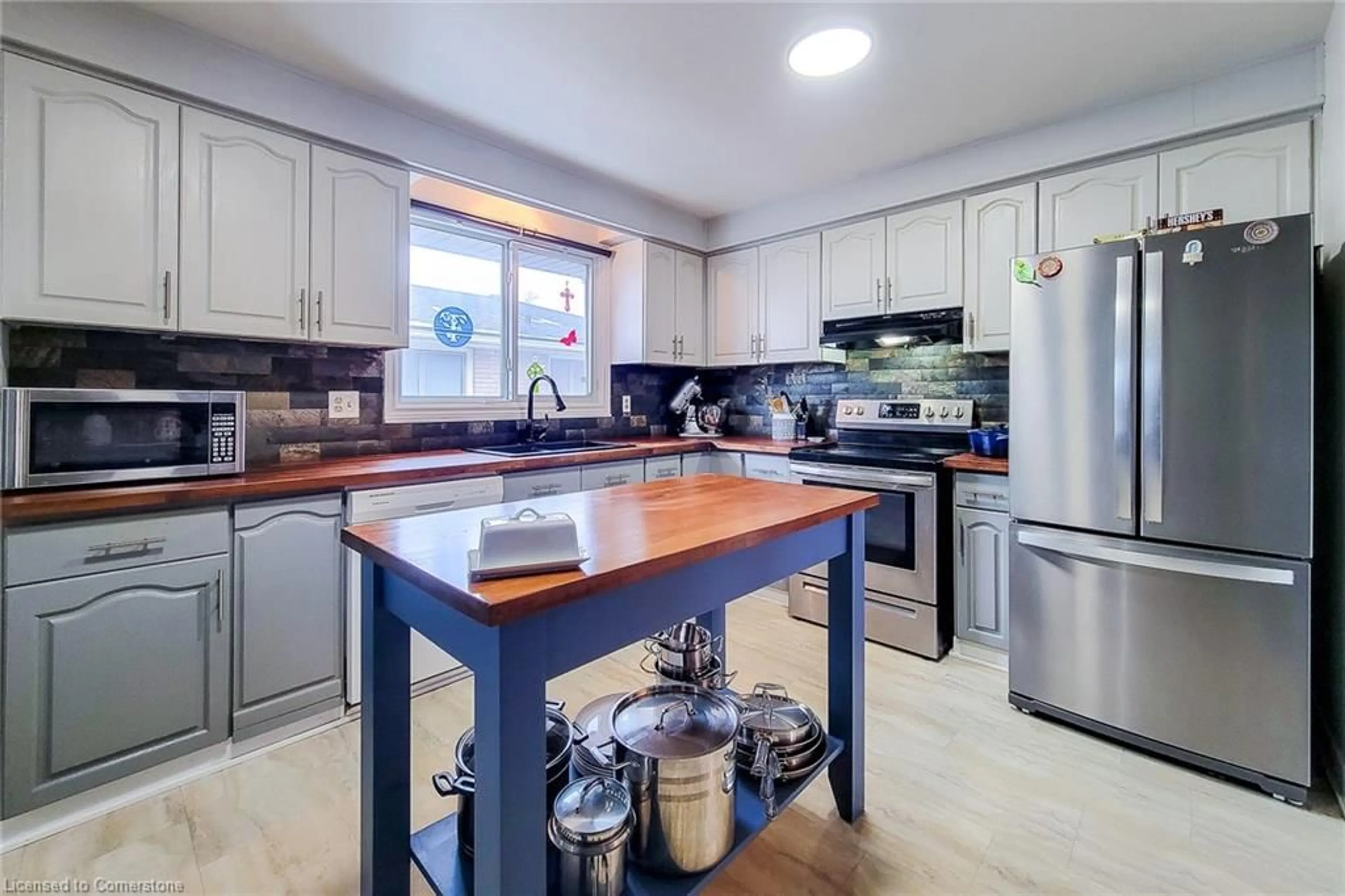 Open concept kitchen, unknown for 8 Basswood Crt, Stoney Creek Ontario L8E 2V1