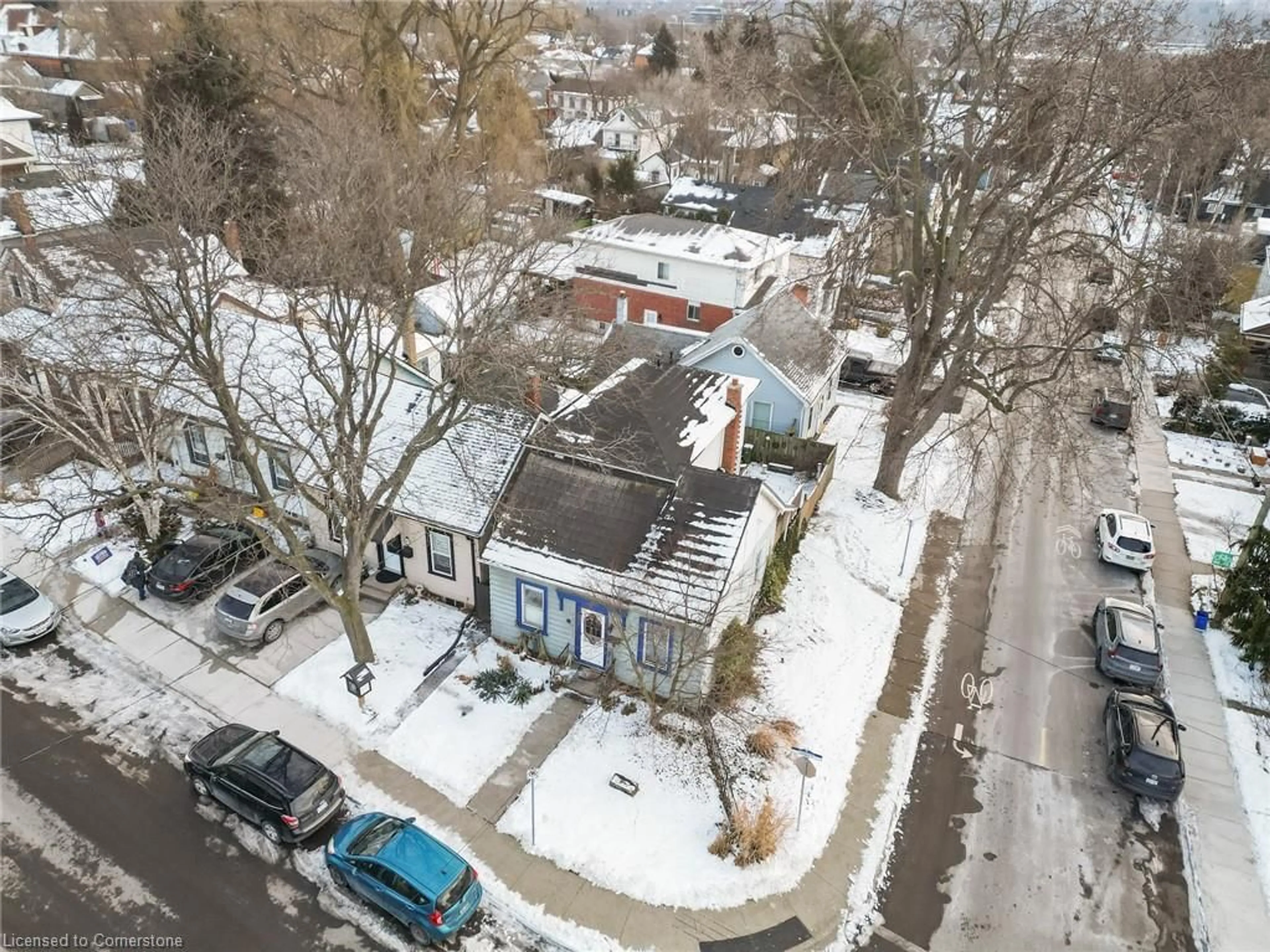 A pic from outside/outdoor area/front of a property/back of a property/a pic from drone, street for 35 Jones St, Hamilton Ontario L8R 1X7