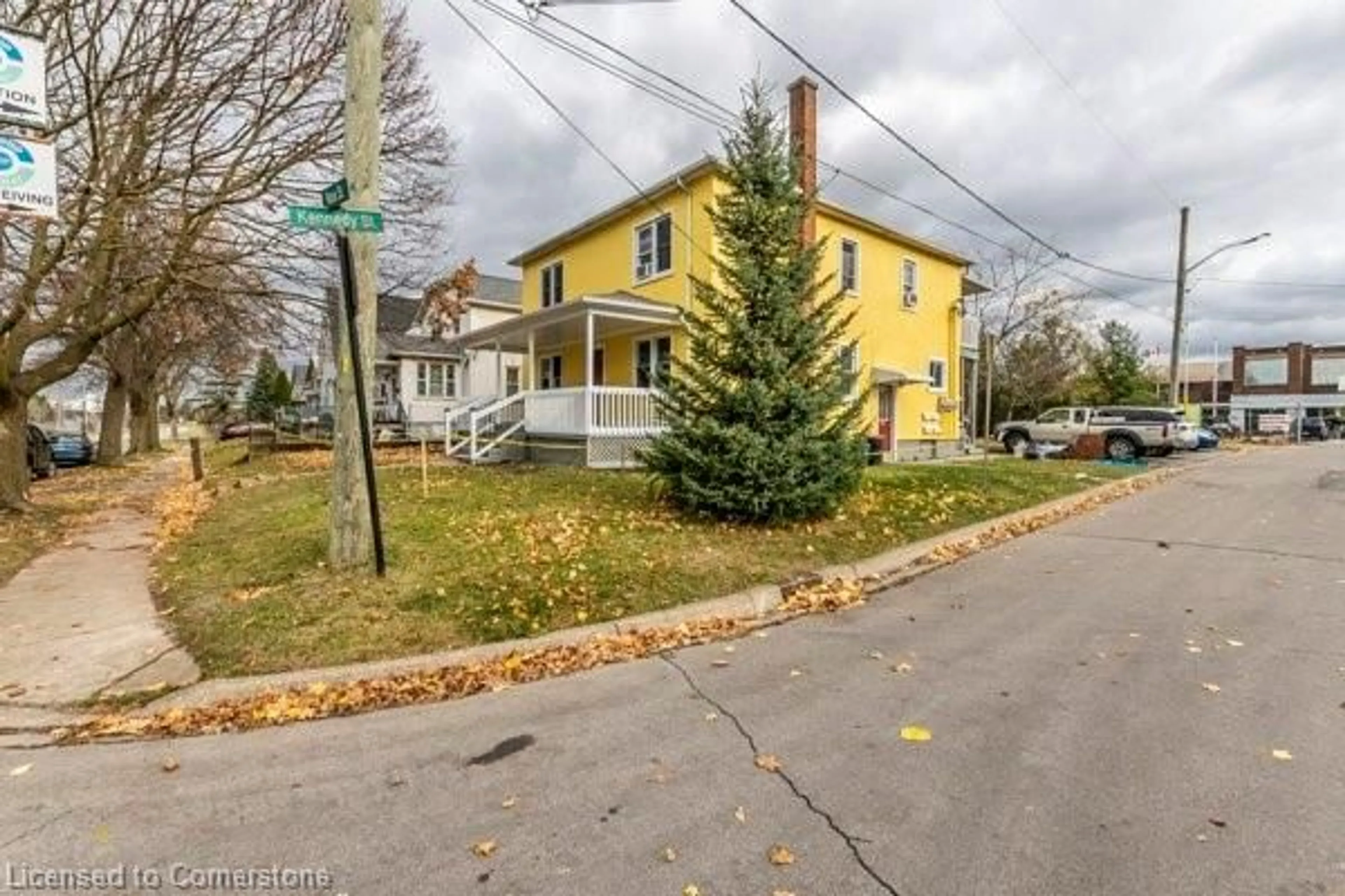 A pic from outside/outdoor area/front of a property/back of a property/a pic from drone, street for 196 Ross St, Welland Ontario L3B 2N3