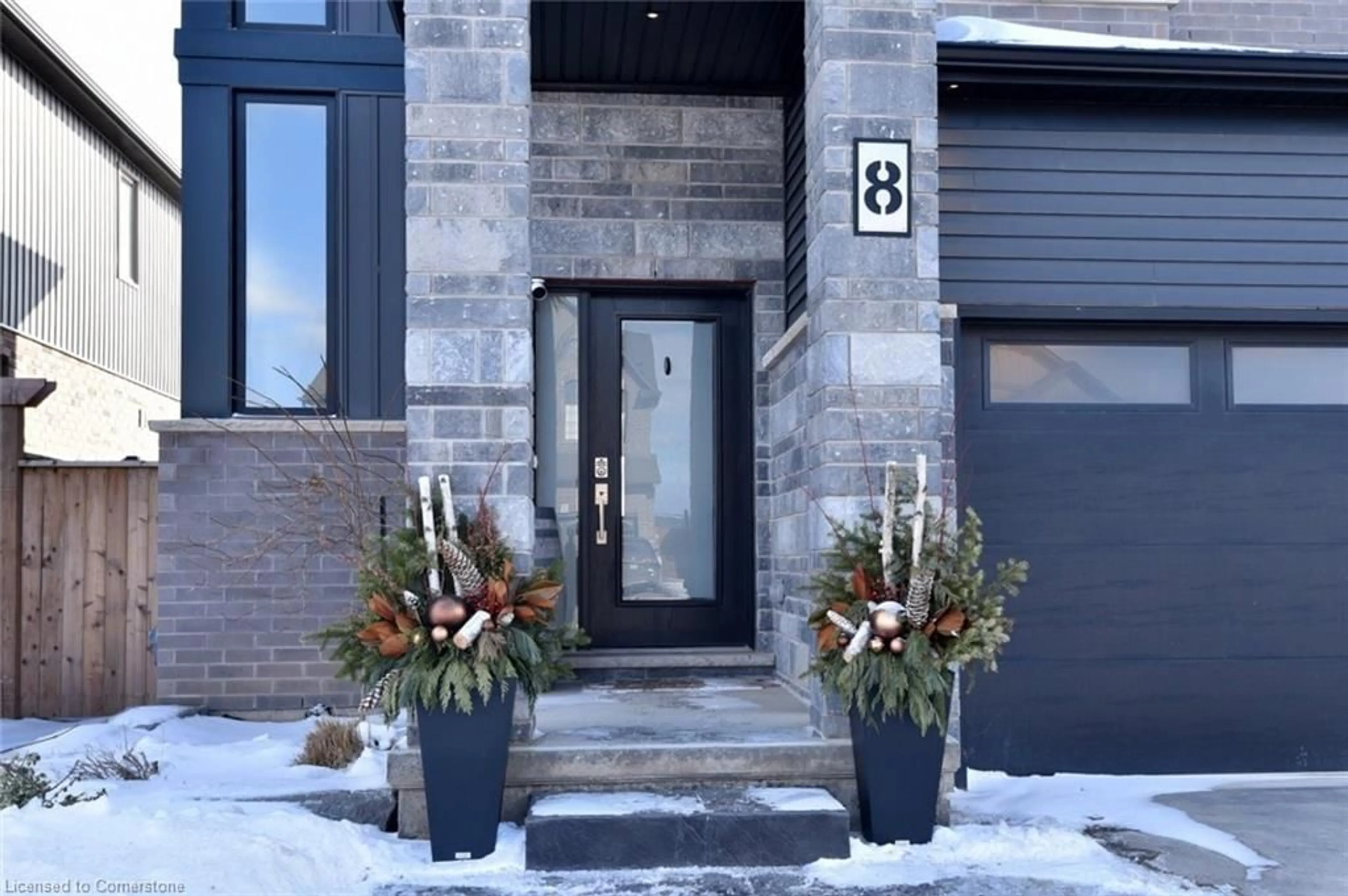 Indoor entryway for 8 Myrtle Street, Fonthill Ontario L0S 1E6