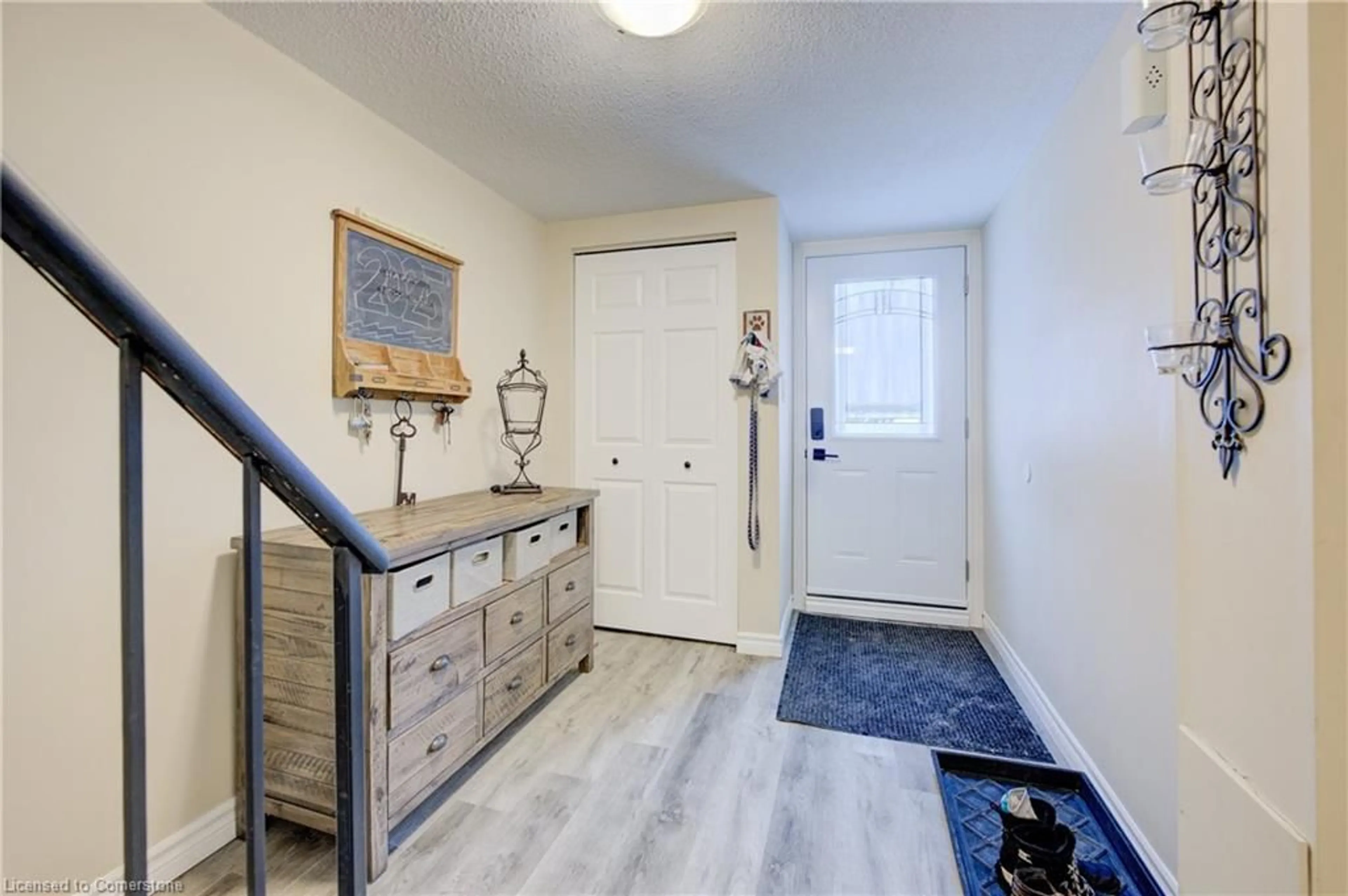 Indoor entryway for 9 Trudy Crt, Dundas Ontario L9H 5P6