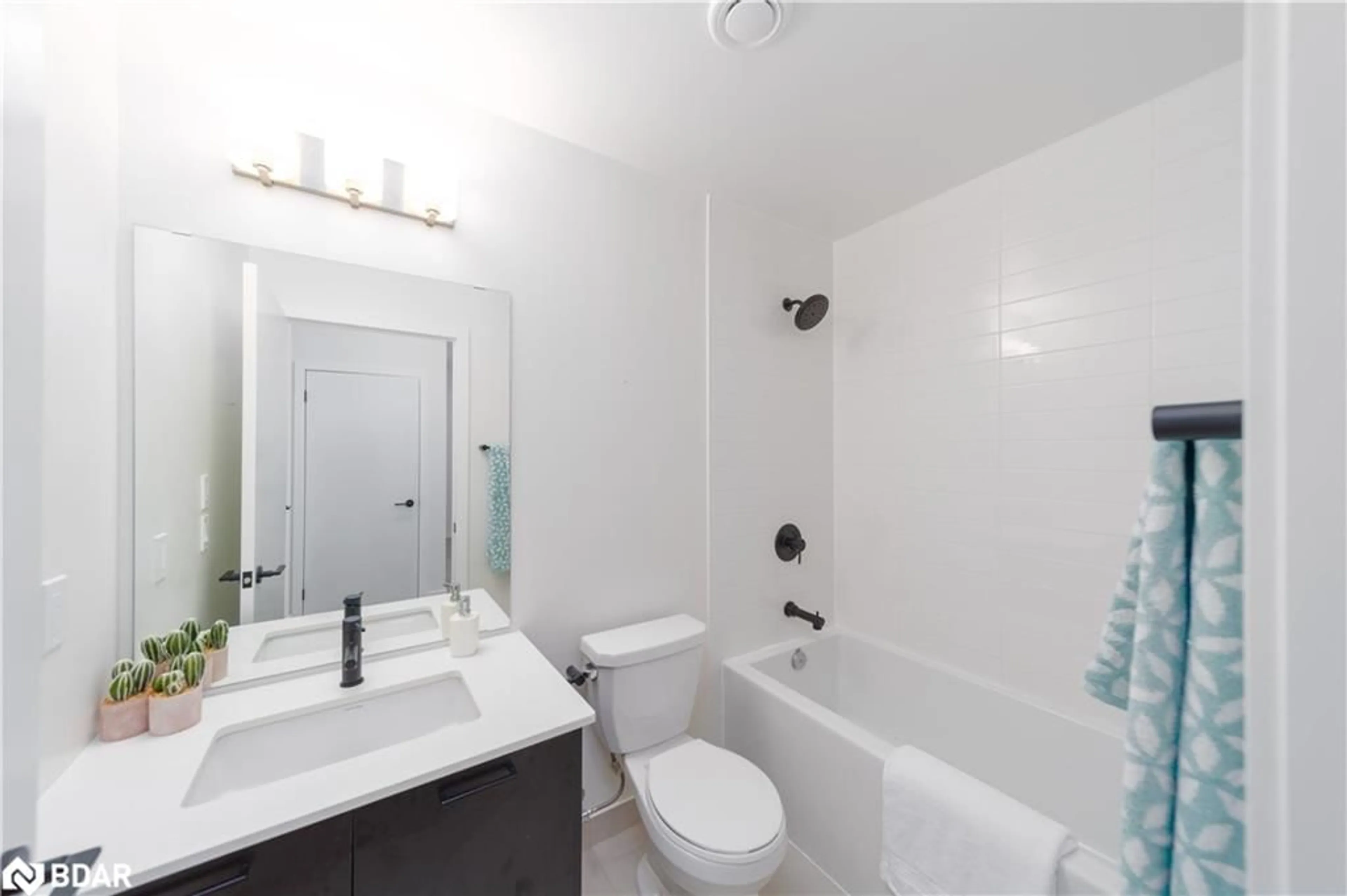 Standard bathroom, ceramic/tile floor for 2300 St Clair Avenue West #118, Toronto Ontario M6N 0B3