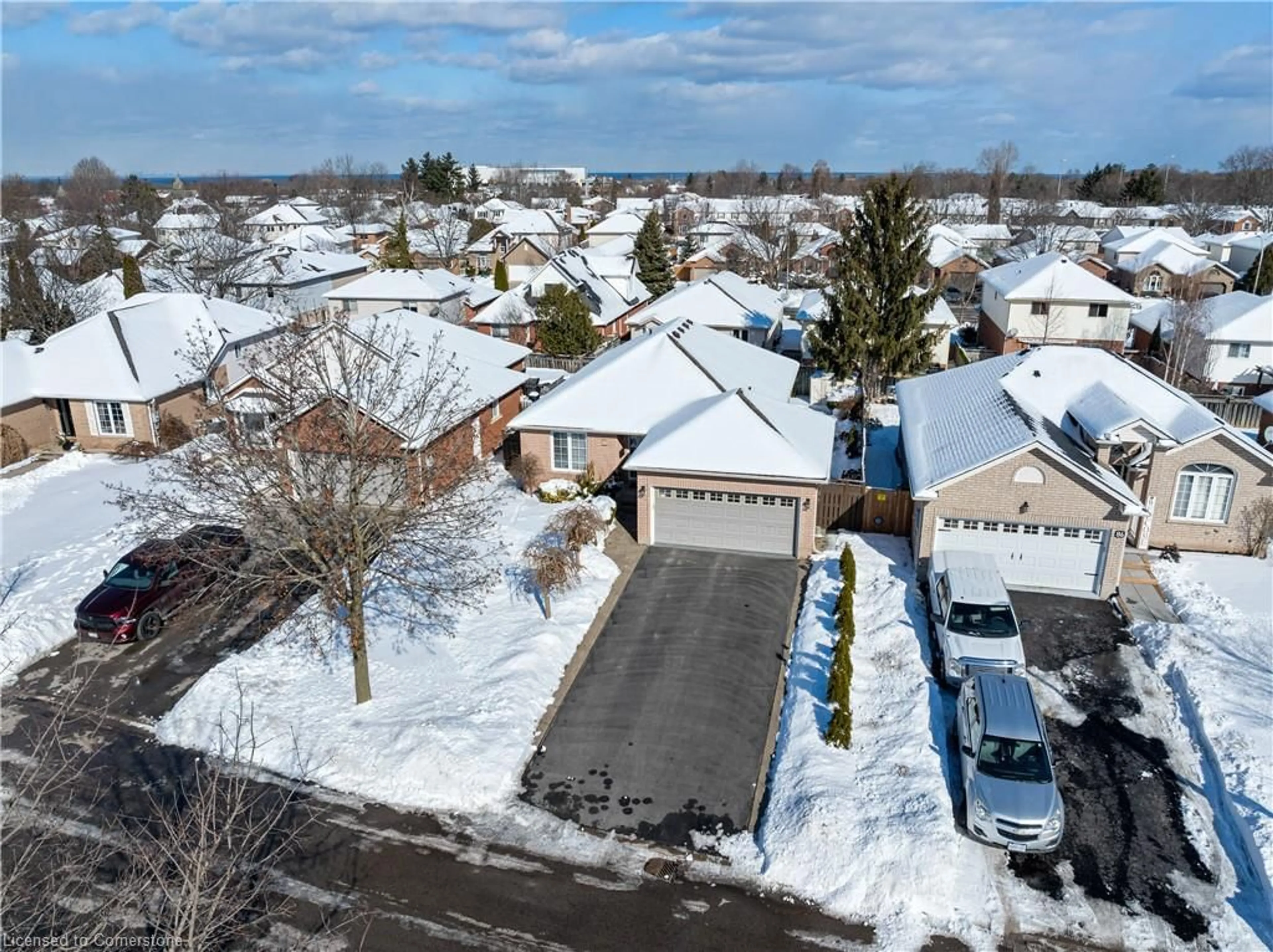 A pic from outside/outdoor area/front of a property/back of a property/a pic from drone, street for 88 Colonial Cres, Grimsby Ontario L3M 5H4