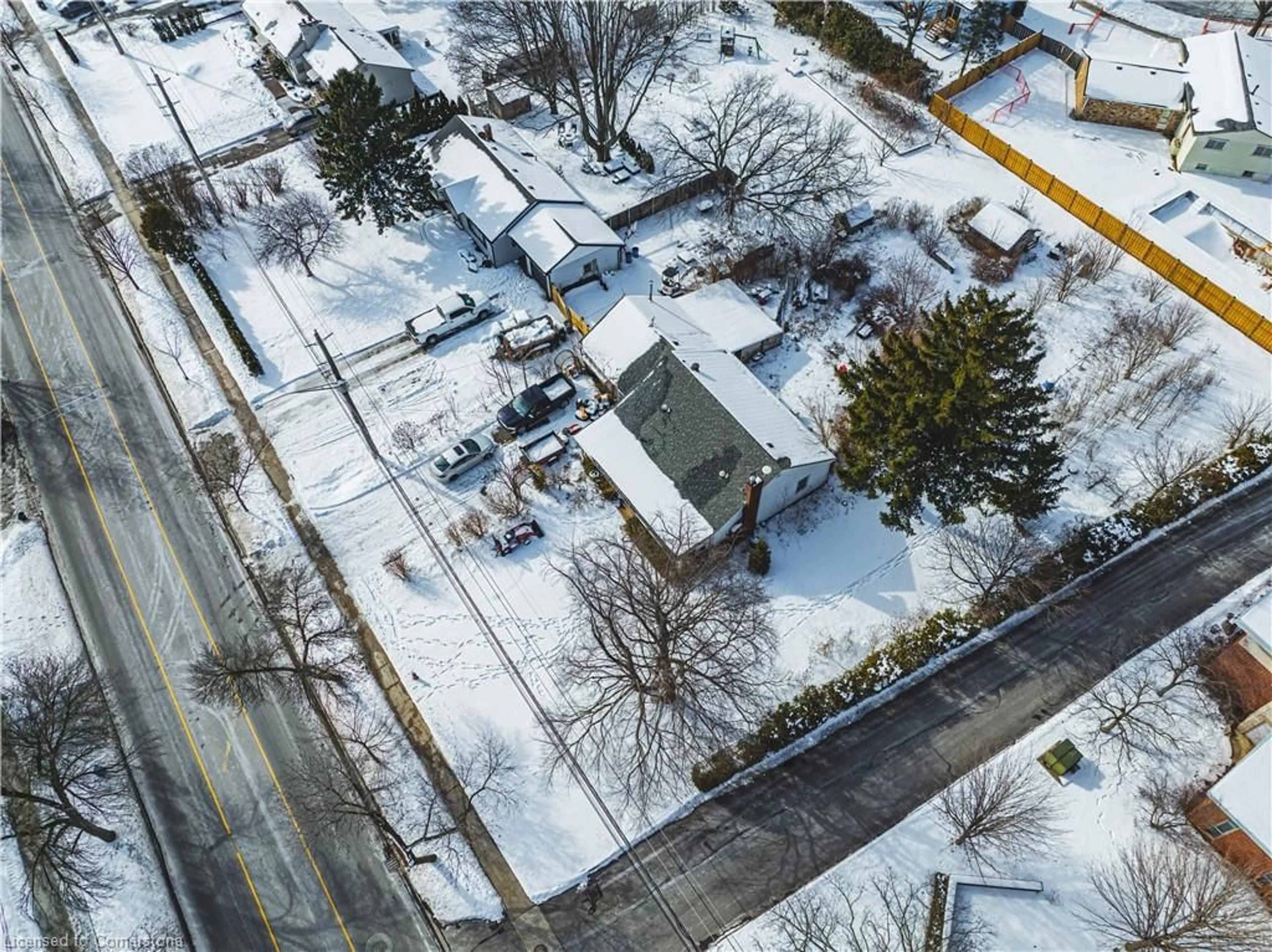 A pic from outside/outdoor area/front of a property/back of a property/a pic from drone, street for 2439 Rebecca St, Oakville Ontario L6L 2B1