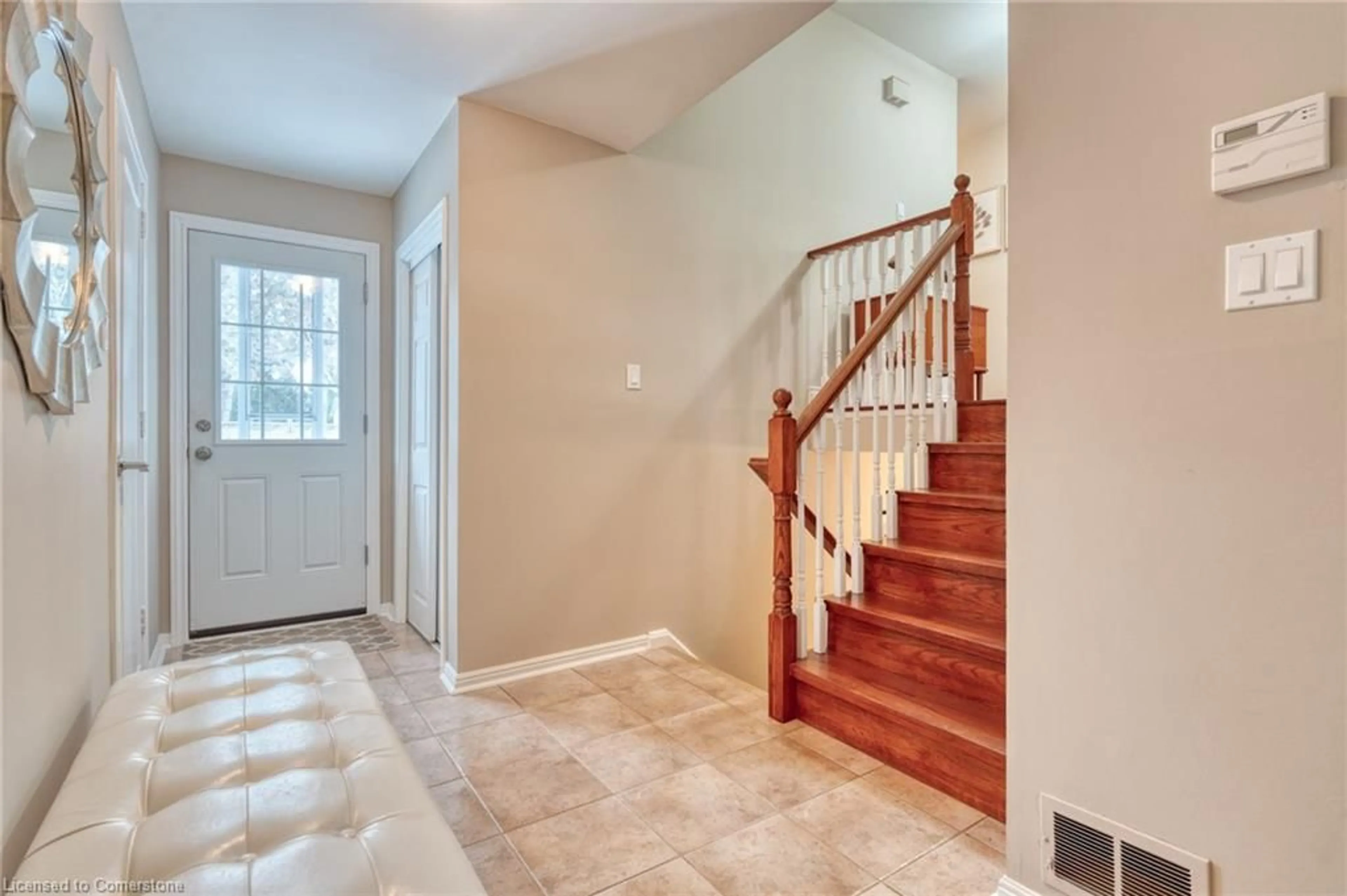 Indoor entryway for 5194 Broughton Cres, Burlington Ontario L7L 3B9