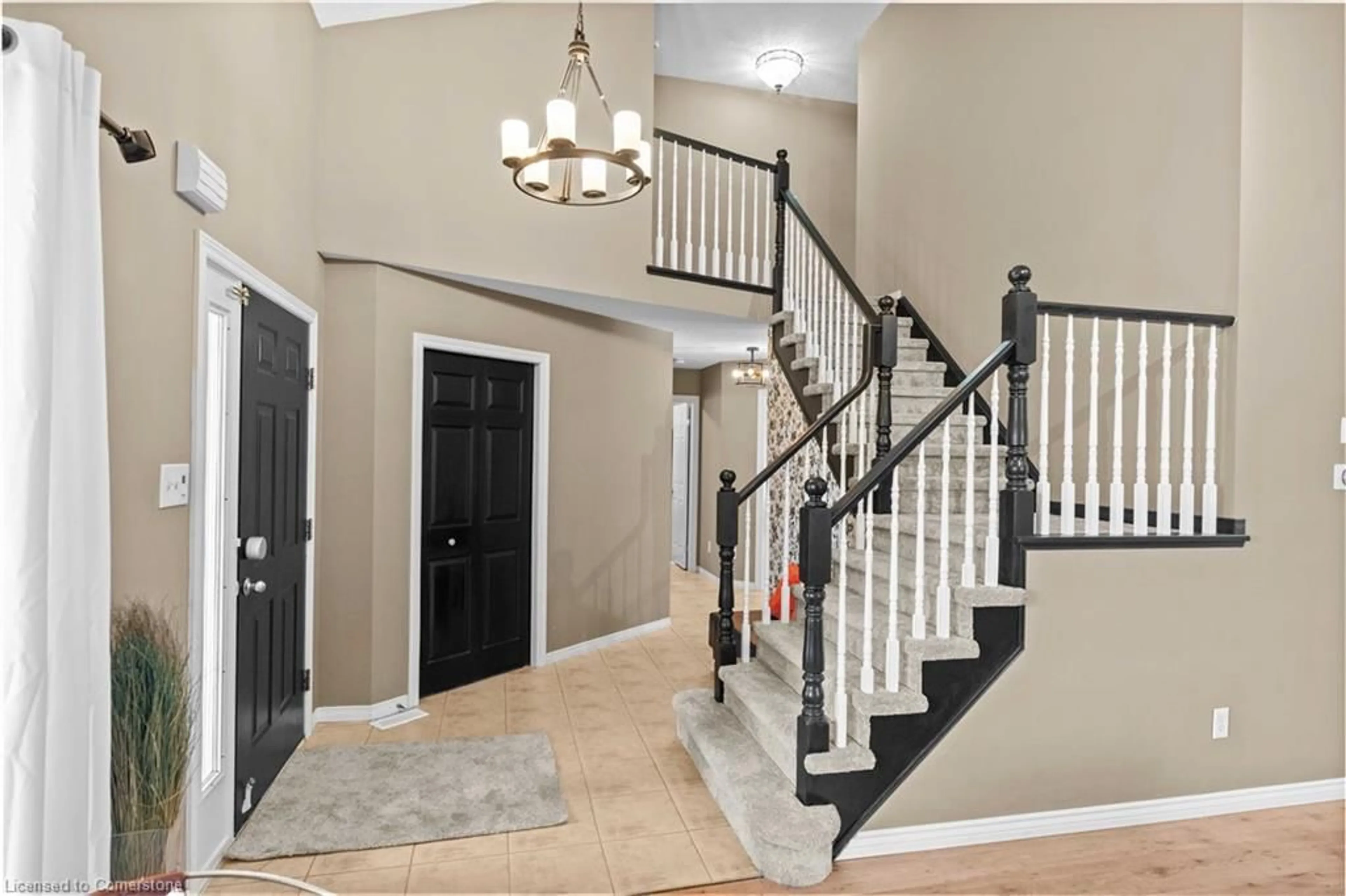 Indoor entryway for 45 Tartan Dr, Caledonia Ontario N3W 2N3