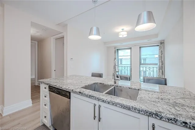 Additional property image - 112 King St Unit 806