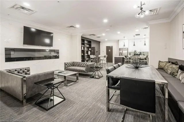 Additional property image - 112 King St Unit 806