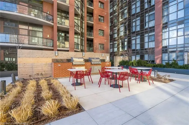 Additional property image - 112 King St Unit 806