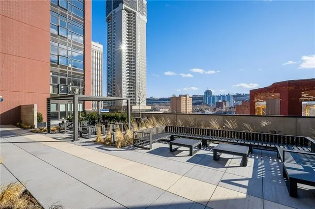 Additional property image - 112 King St Unit 806
