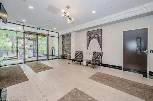 Additional property image - 112 King St Unit 806
