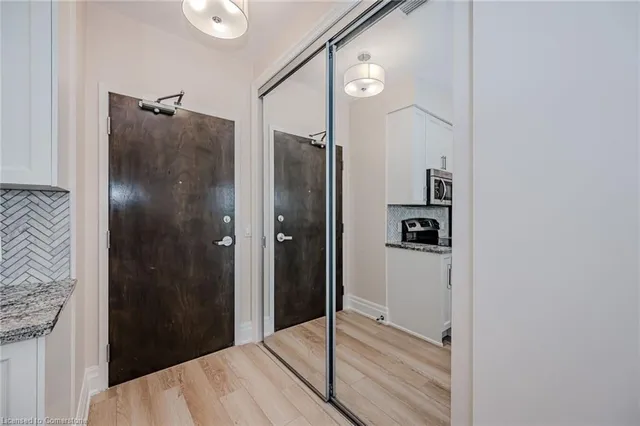 Additional property image - 112 King St Unit 806