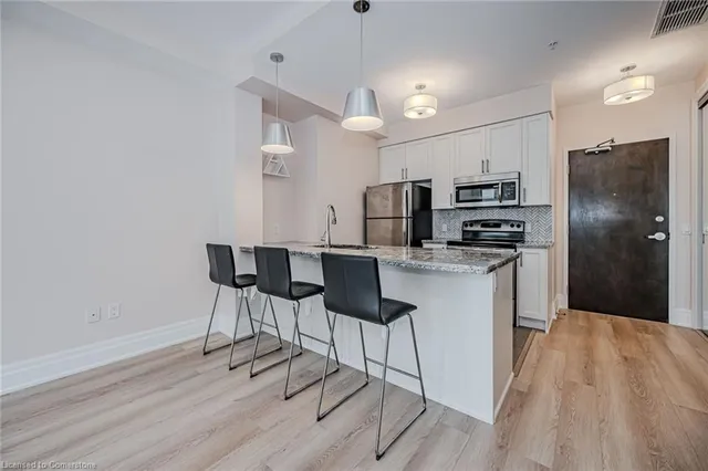 Additional property image - 112 King St Unit 806