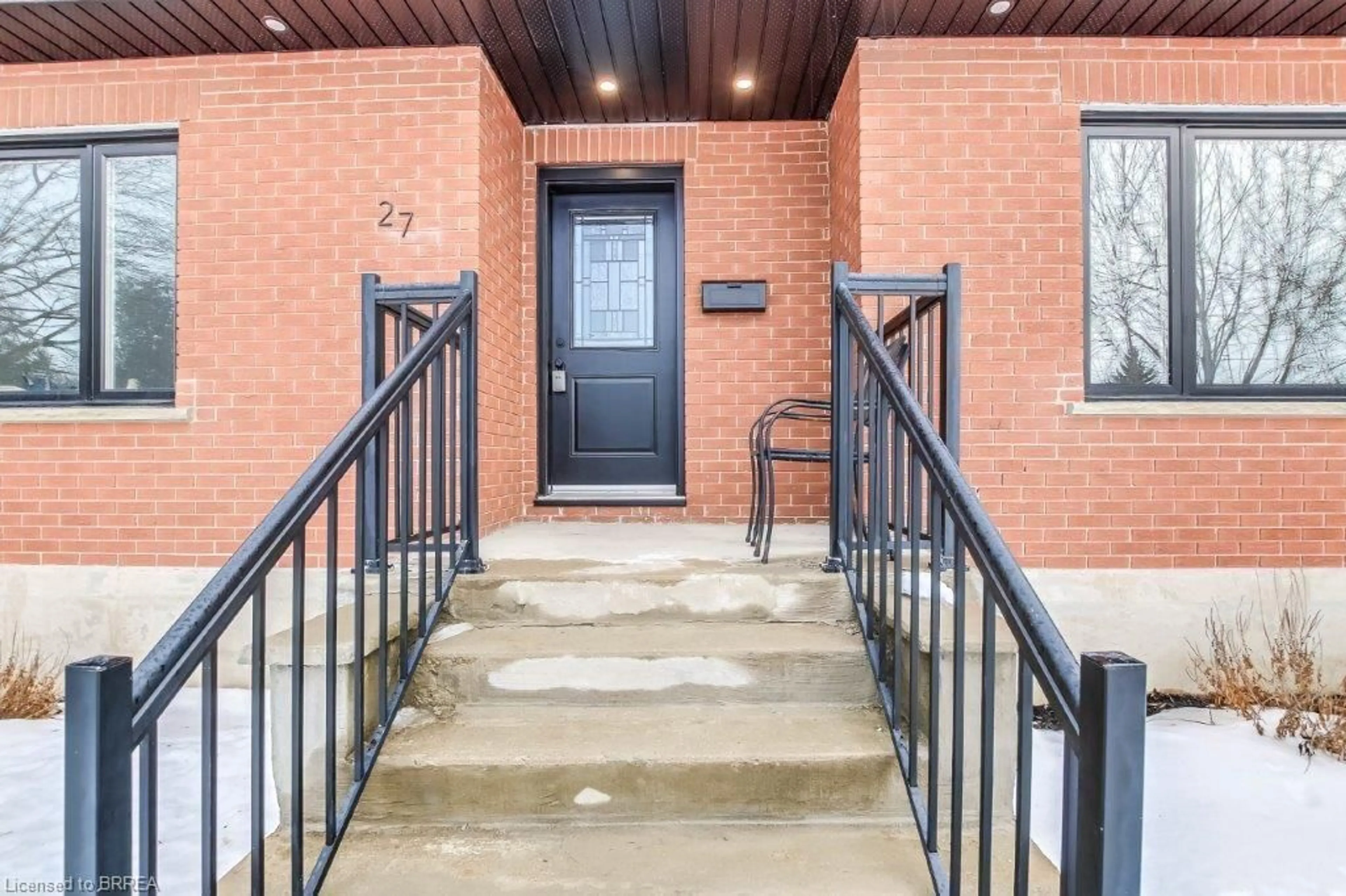 Indoor entryway for 27 Henry St, Brantford Ontario N3R 1Z9