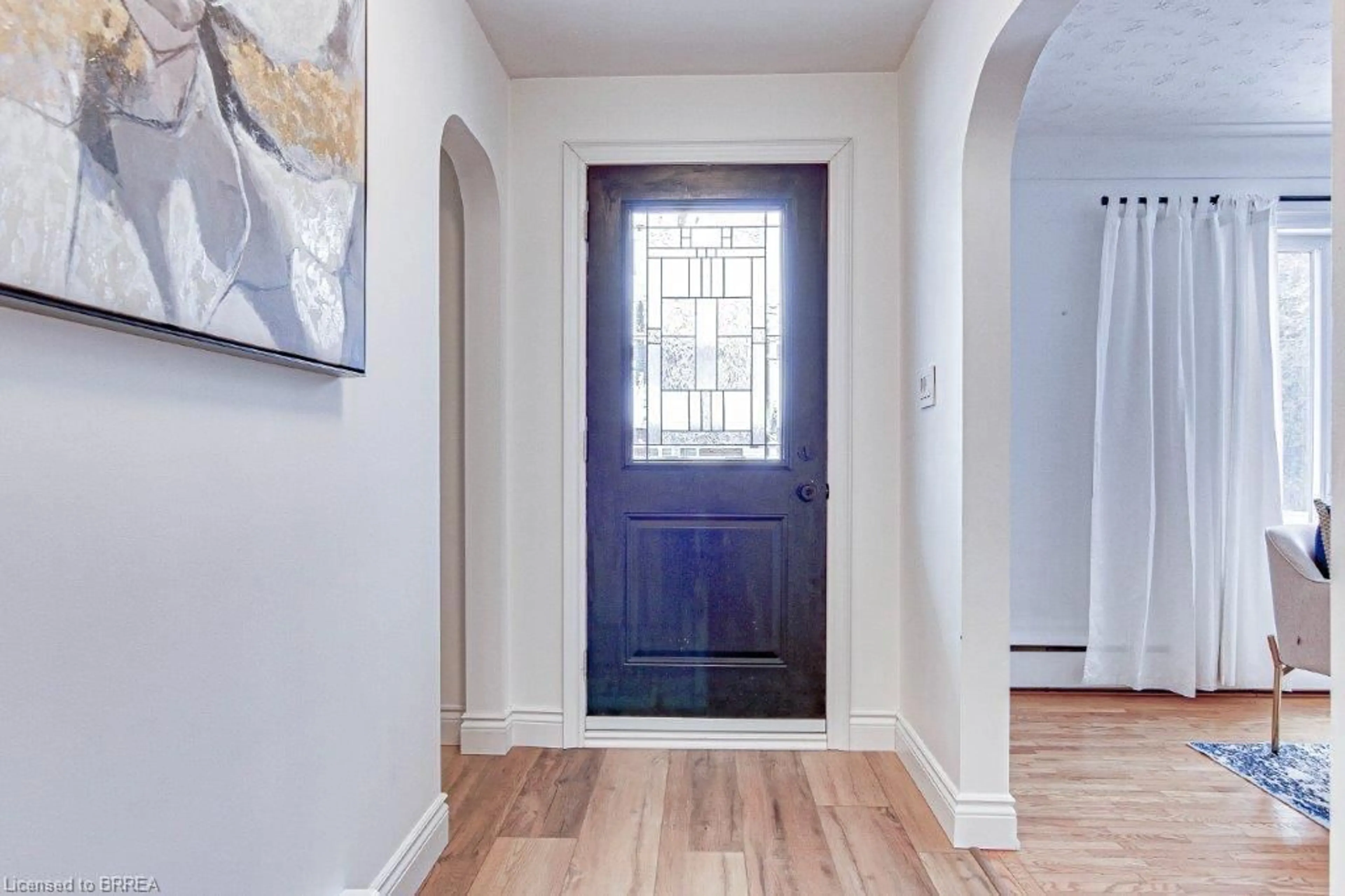 Indoor entryway for 27 Henry St, Brantford Ontario N3R 1Z9