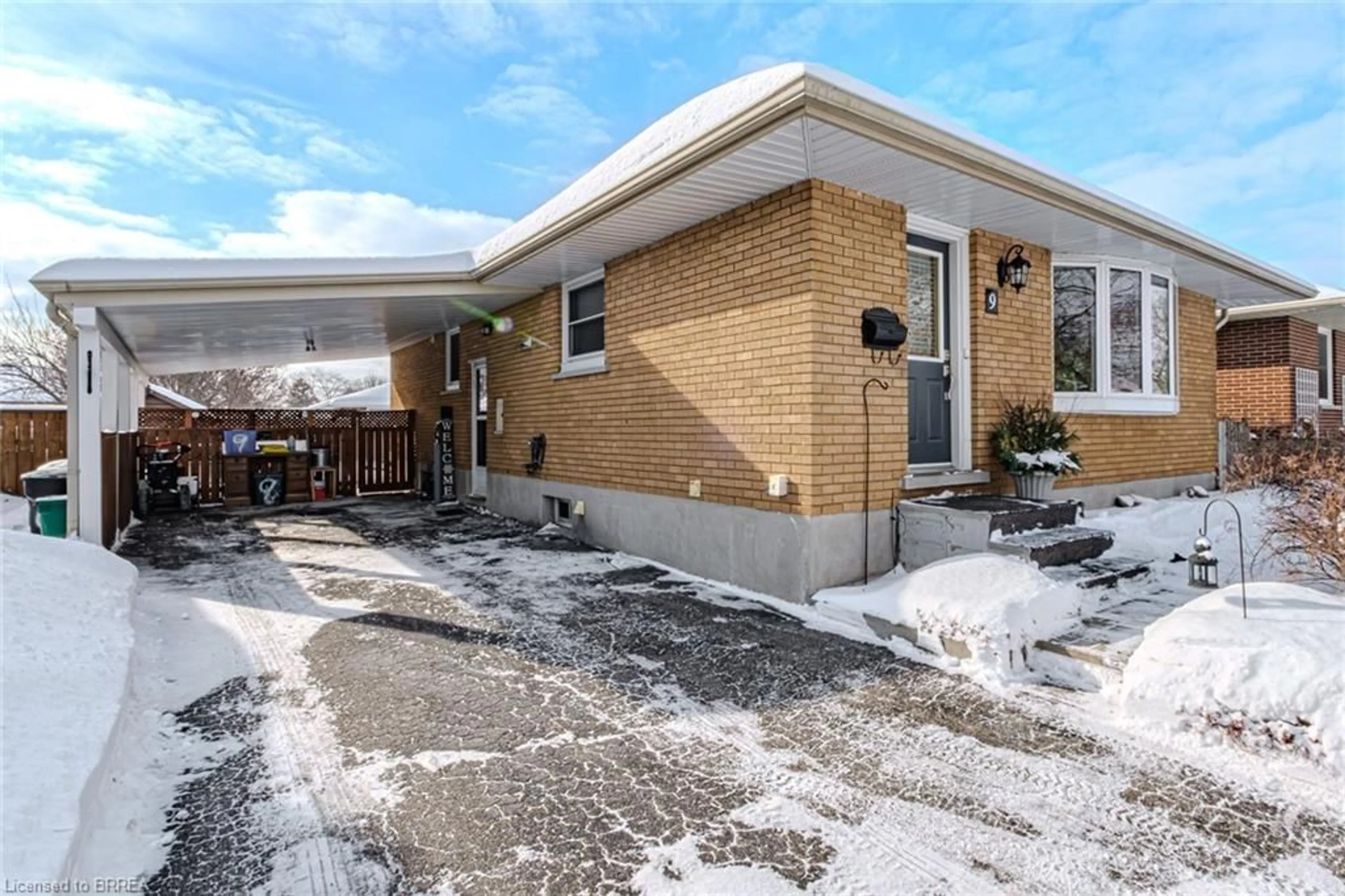 Patio, street for 9 Blueridge Cres, Brantford Ontario N3R 5E6