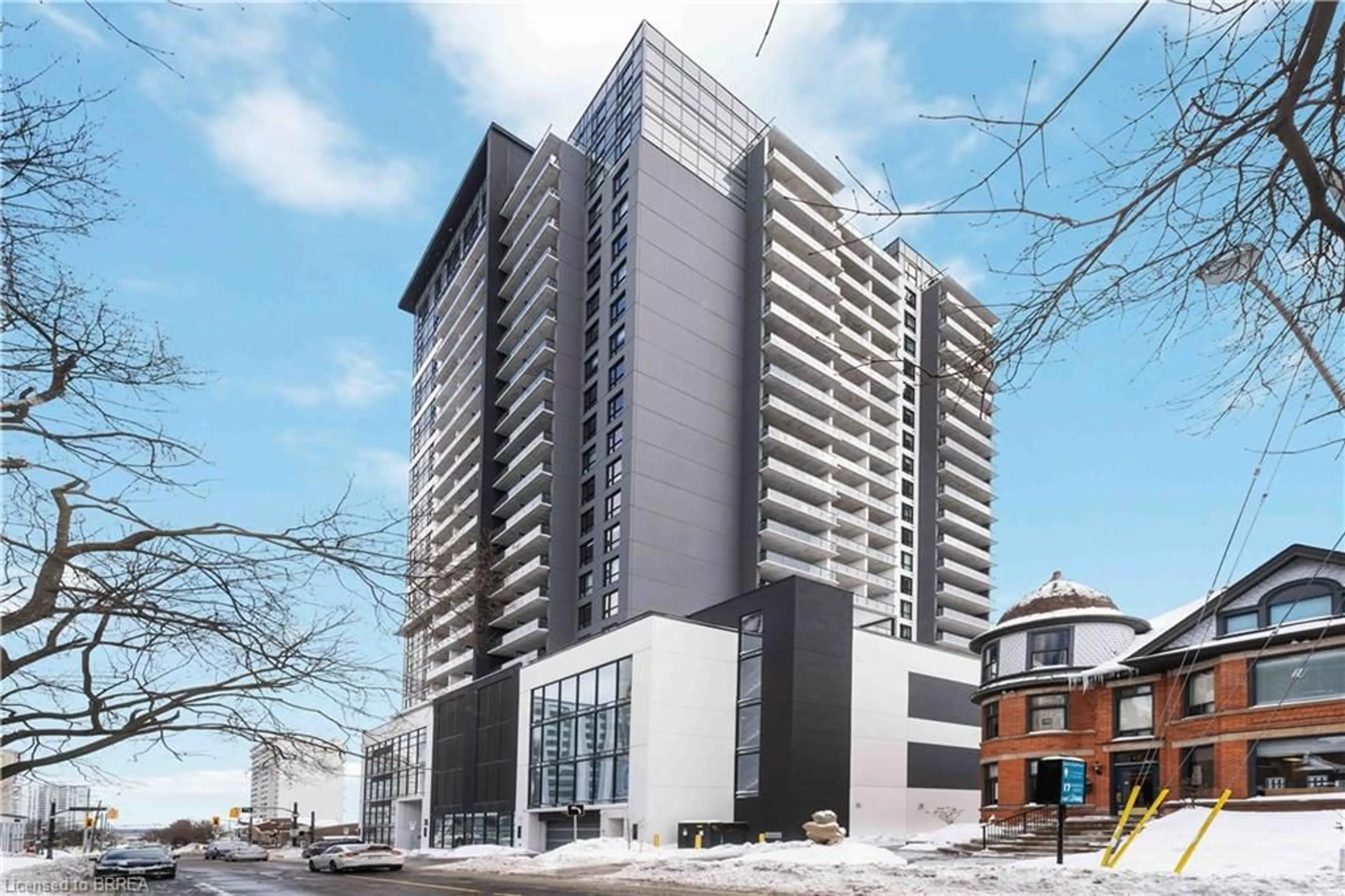 Indoor foyer for 15 Queen St #1504, Hamilton Ontario L8P 3R4