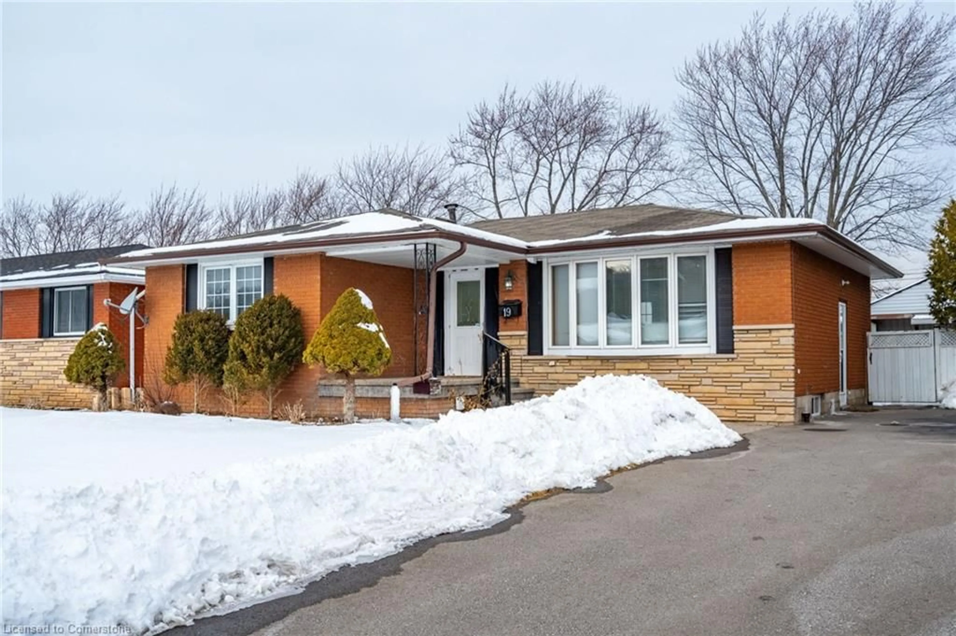 Home with brick exterior material, street for 19 Winthrop Pl, Stoney Creek Ontario L8G 3M3