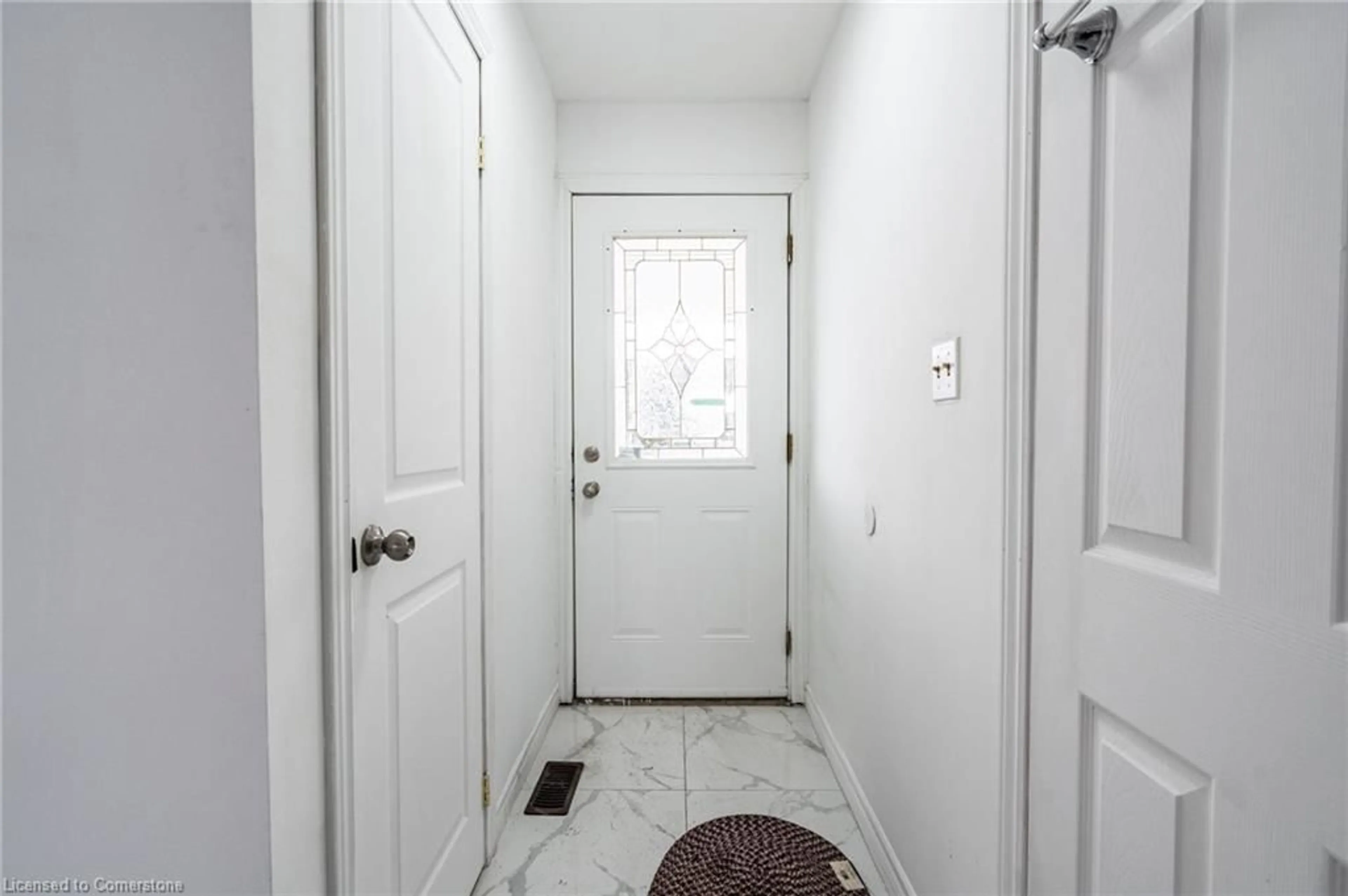 Indoor entryway for 19 Winthrop Pl, Stoney Creek Ontario L8G 3M3