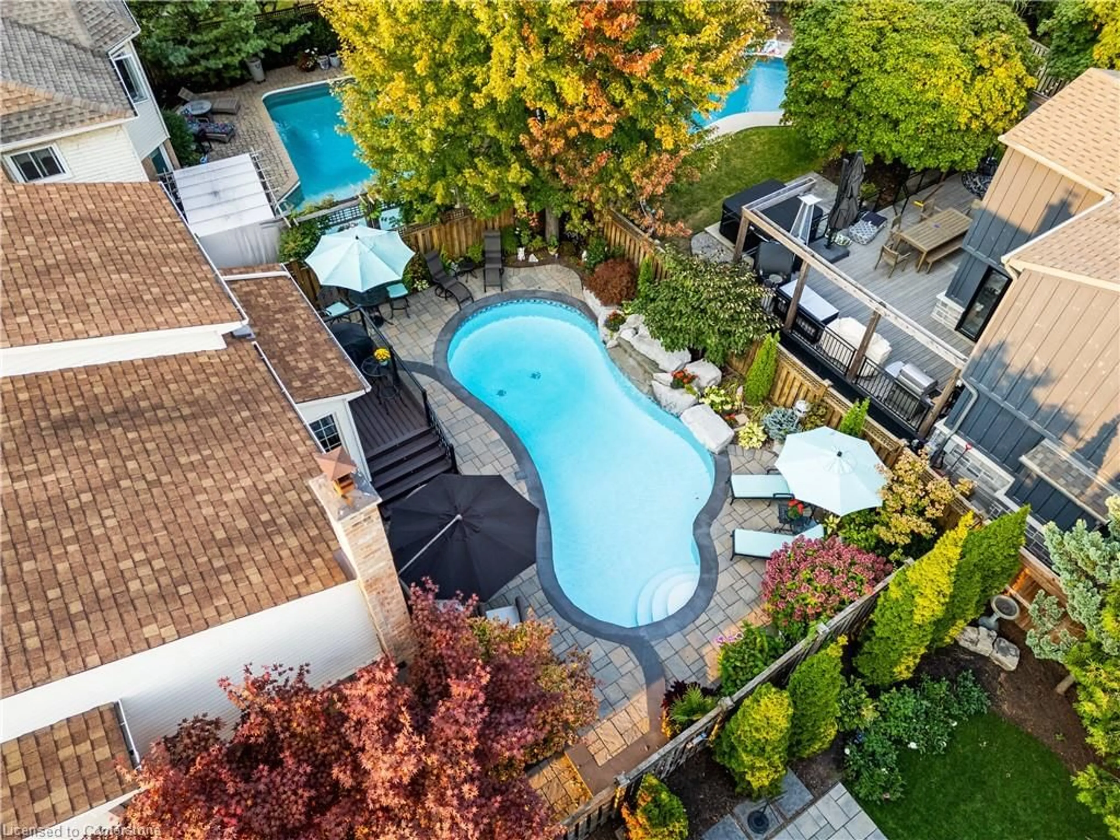 A pic from outside/outdoor area/front of a property/back of a property/a pic from drone, street for 2079 Hunters Wood Dr, Burlington Ontario L7M 2T1