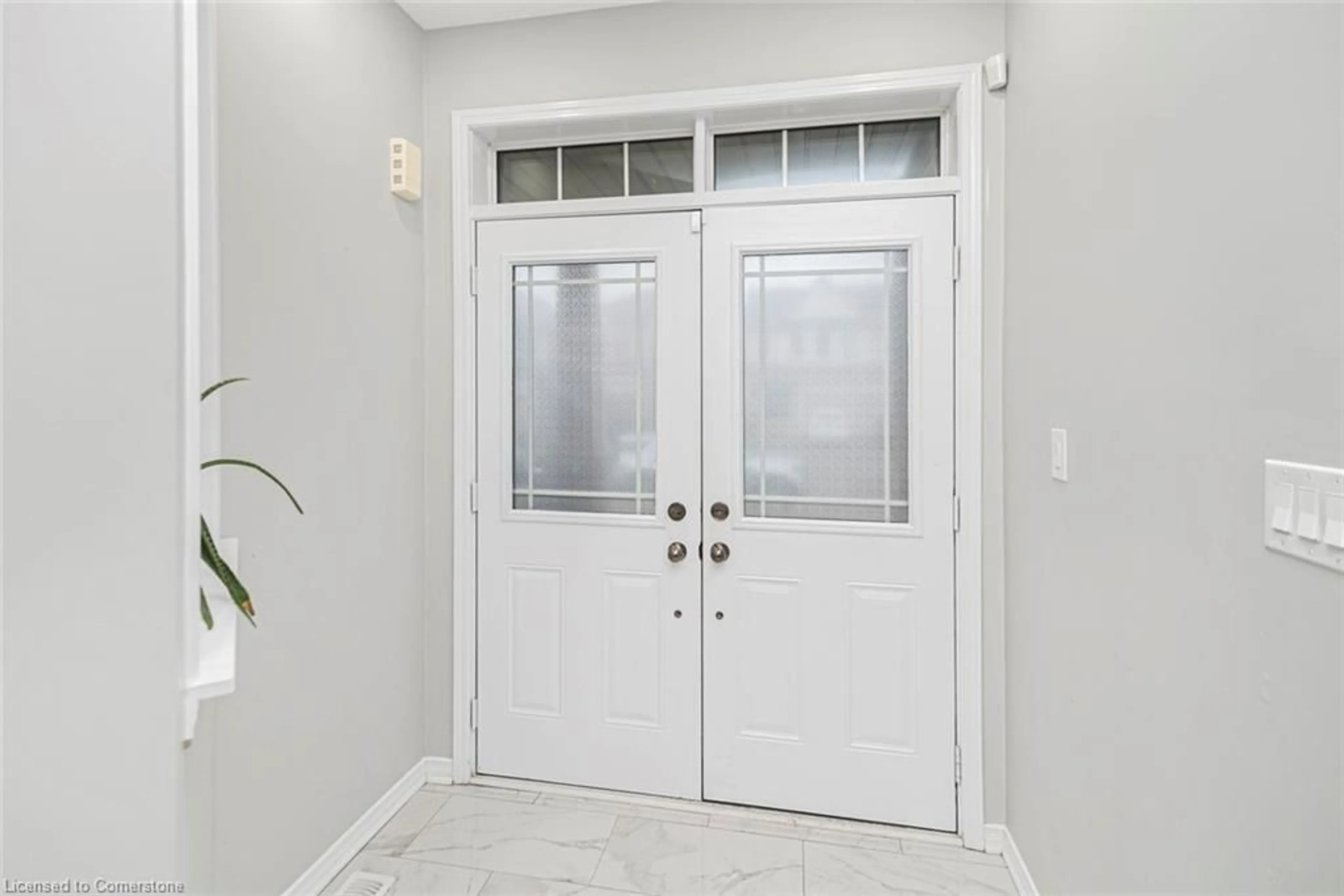 Indoor entryway for 57 Larry Cres, Caledonia Ontario N3W 0B3