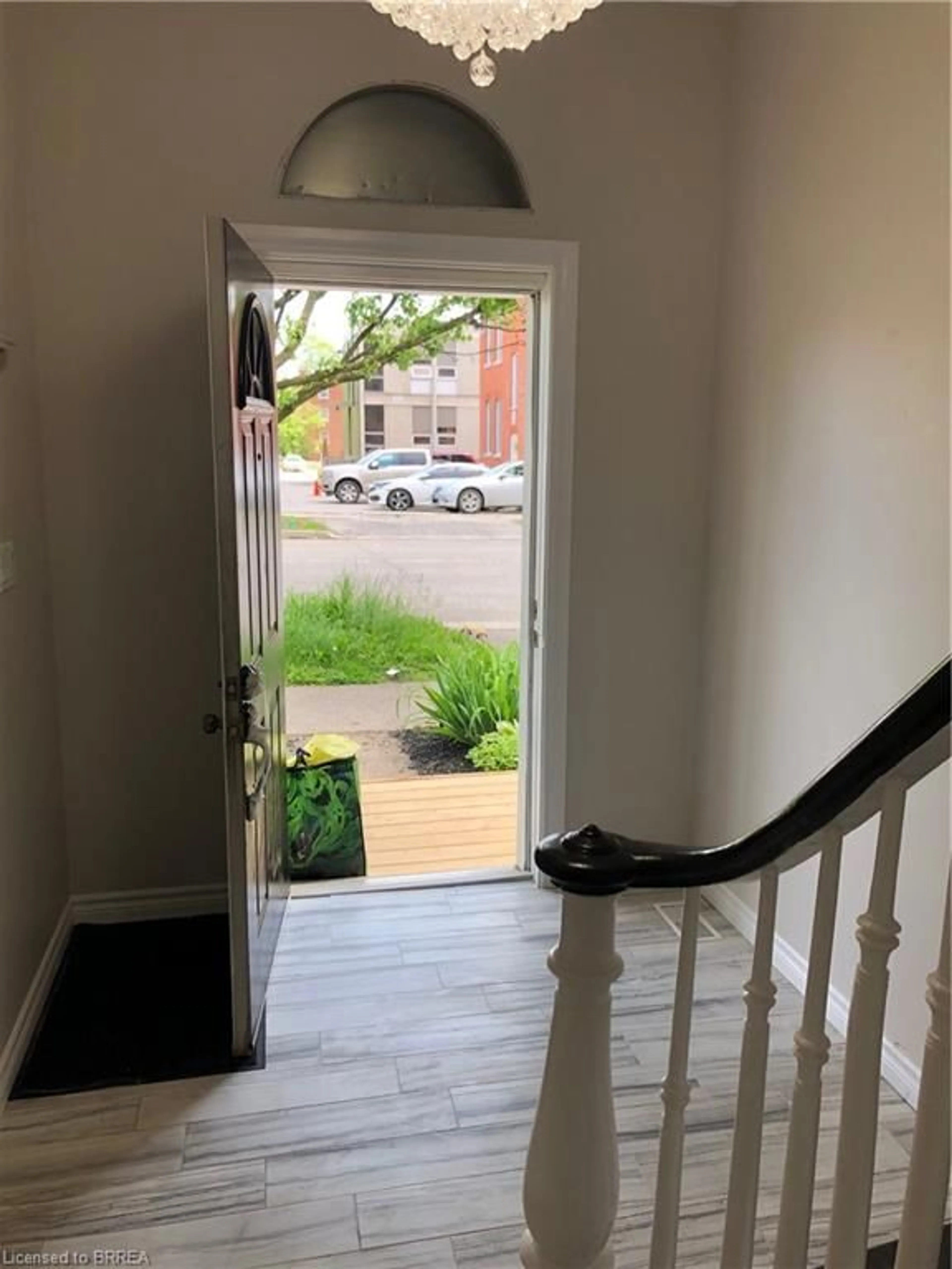 Indoor entryway for 120 George St, Brantford Ontario N3T 2Y6