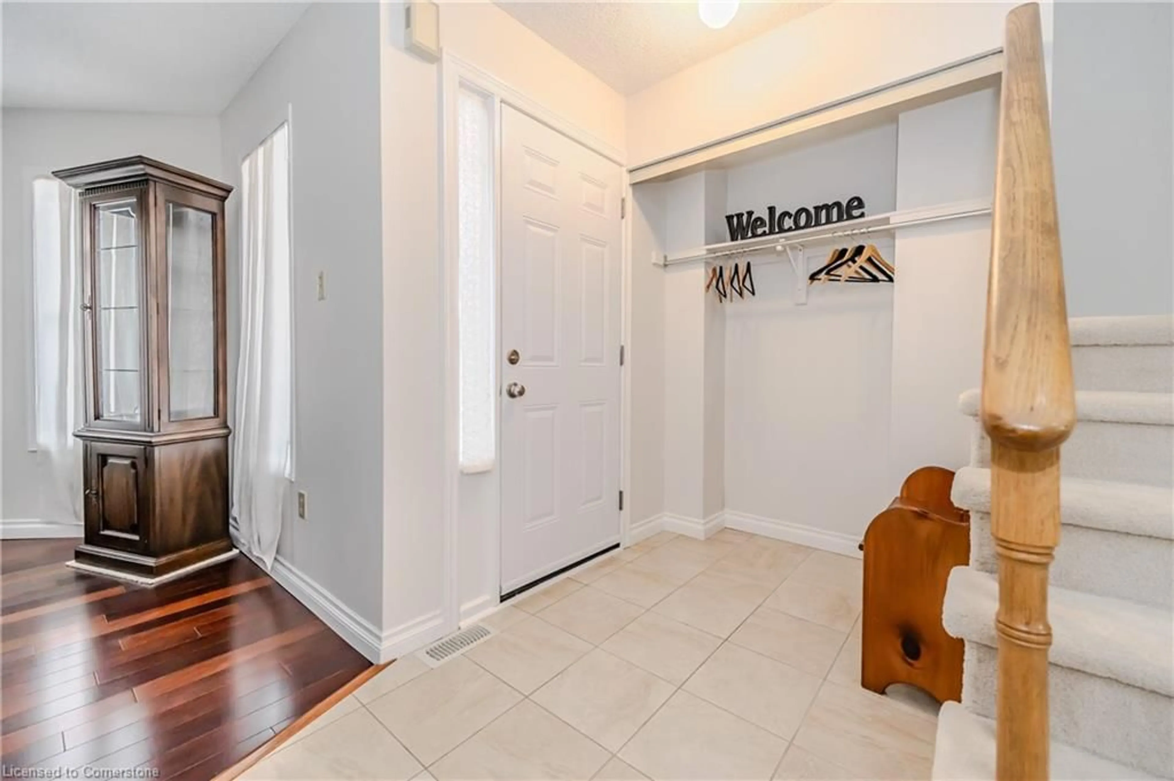 Indoor entryway for 352 Christopher Dr, Cambridge Ontario N1P 1B9