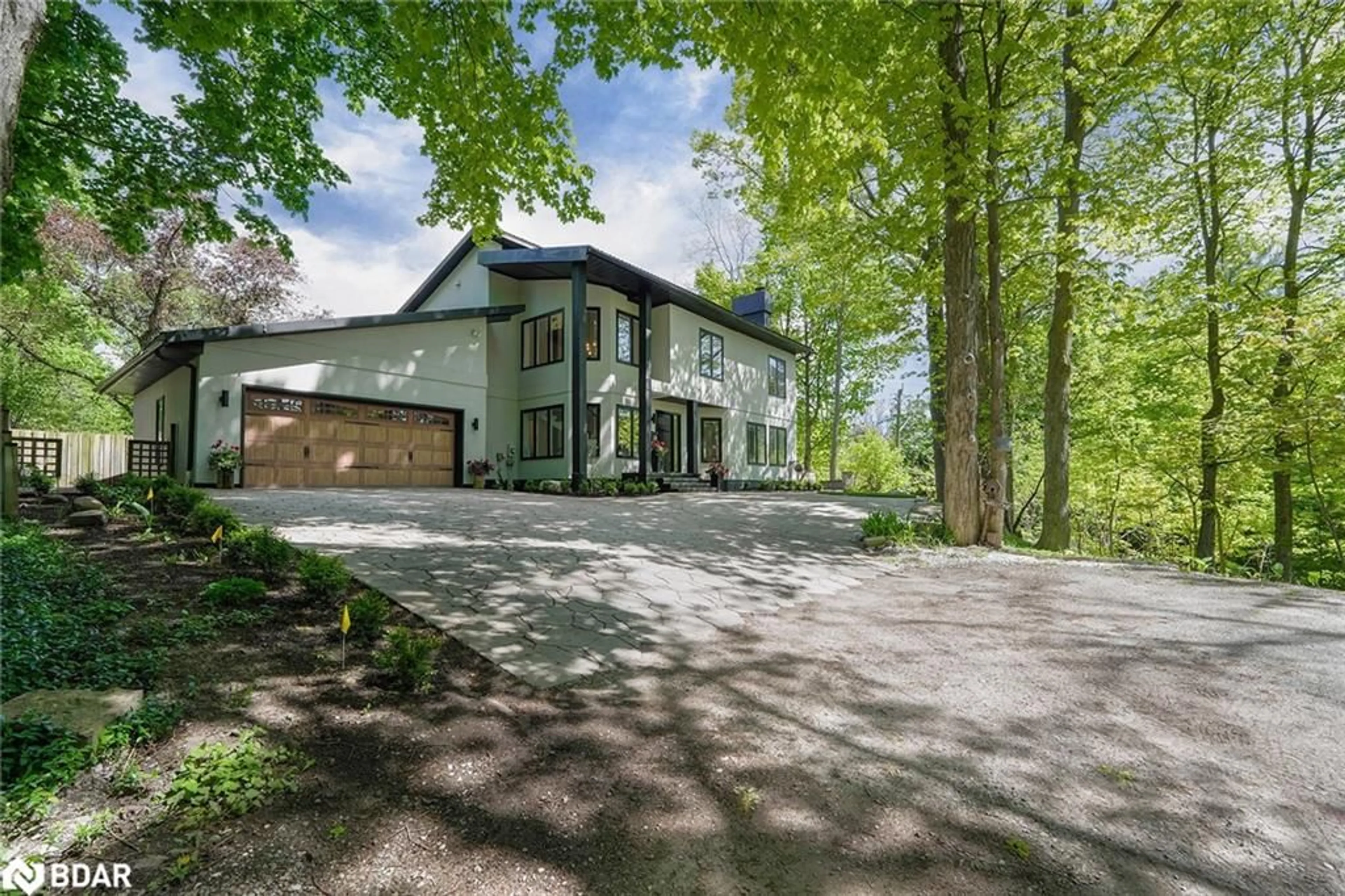 A pic from outside/outdoor area/front of a property/back of a property/a pic from drone, unknown for 20 Highland Ave, Barrie Ontario L4M 1N1
