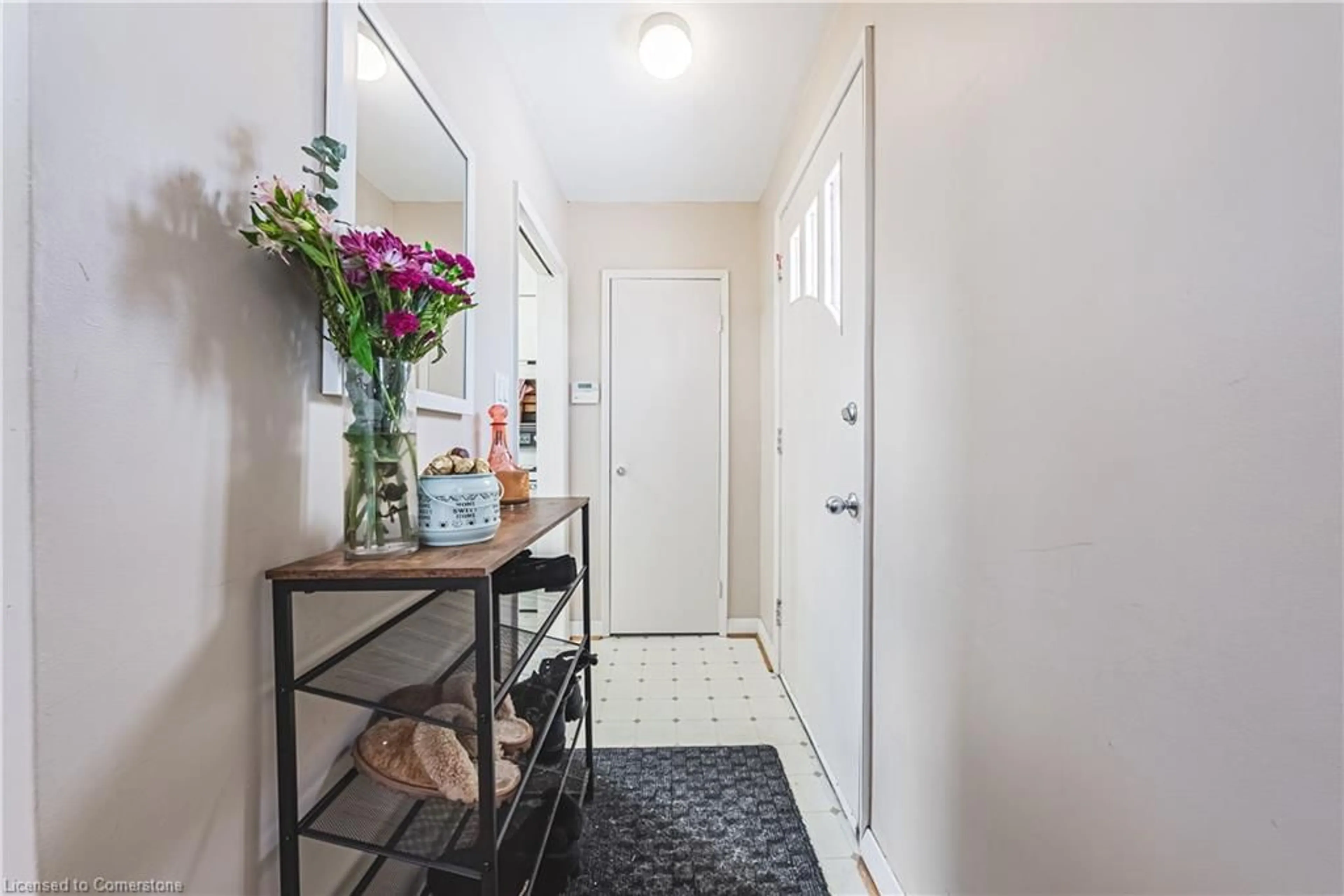 Indoor entryway for 271 East 38th St, Hamilton Ontario L8V 4G2