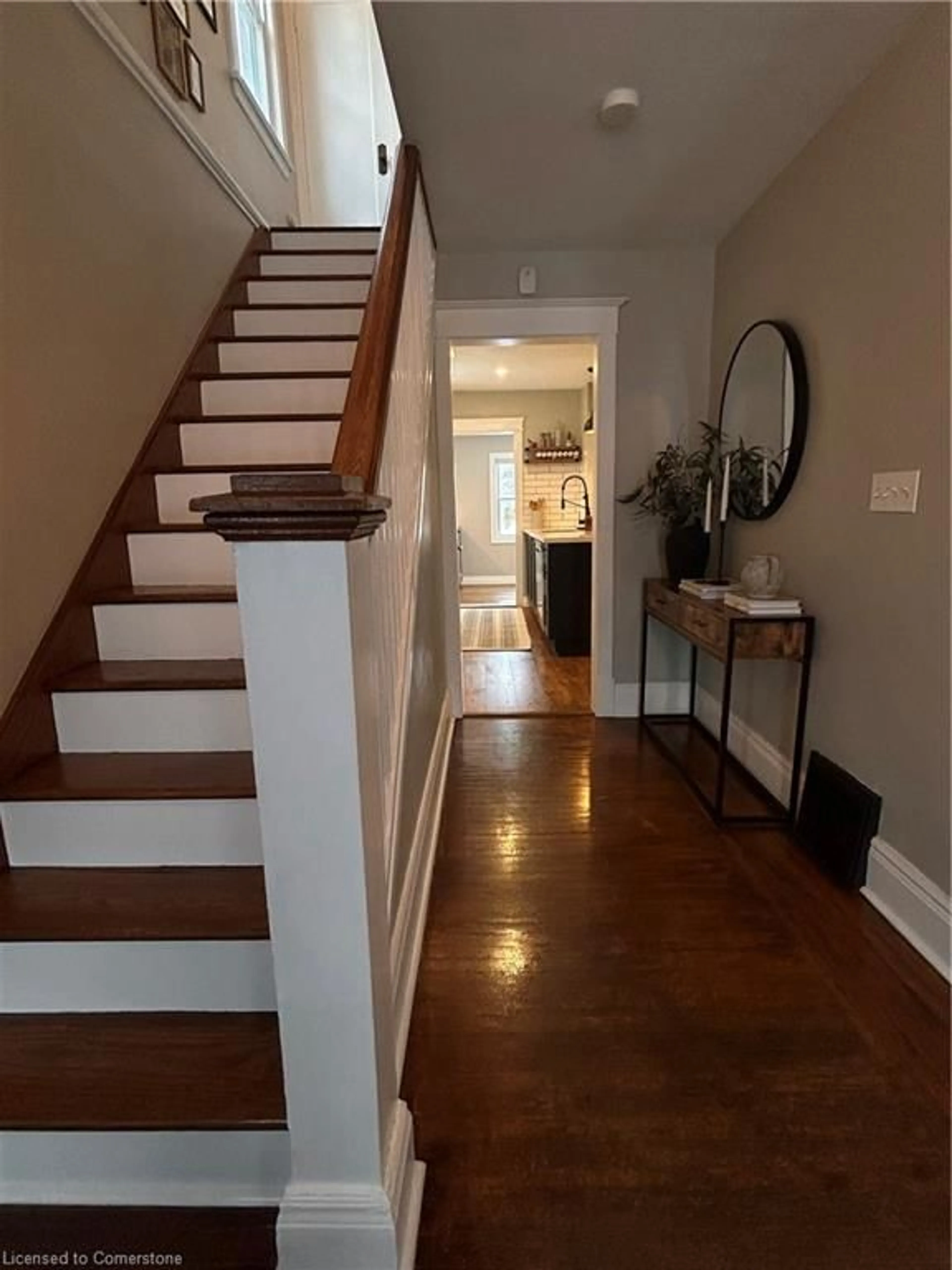 Indoor entryway for 256 London St, Hamilton Ontario L8K 2H2