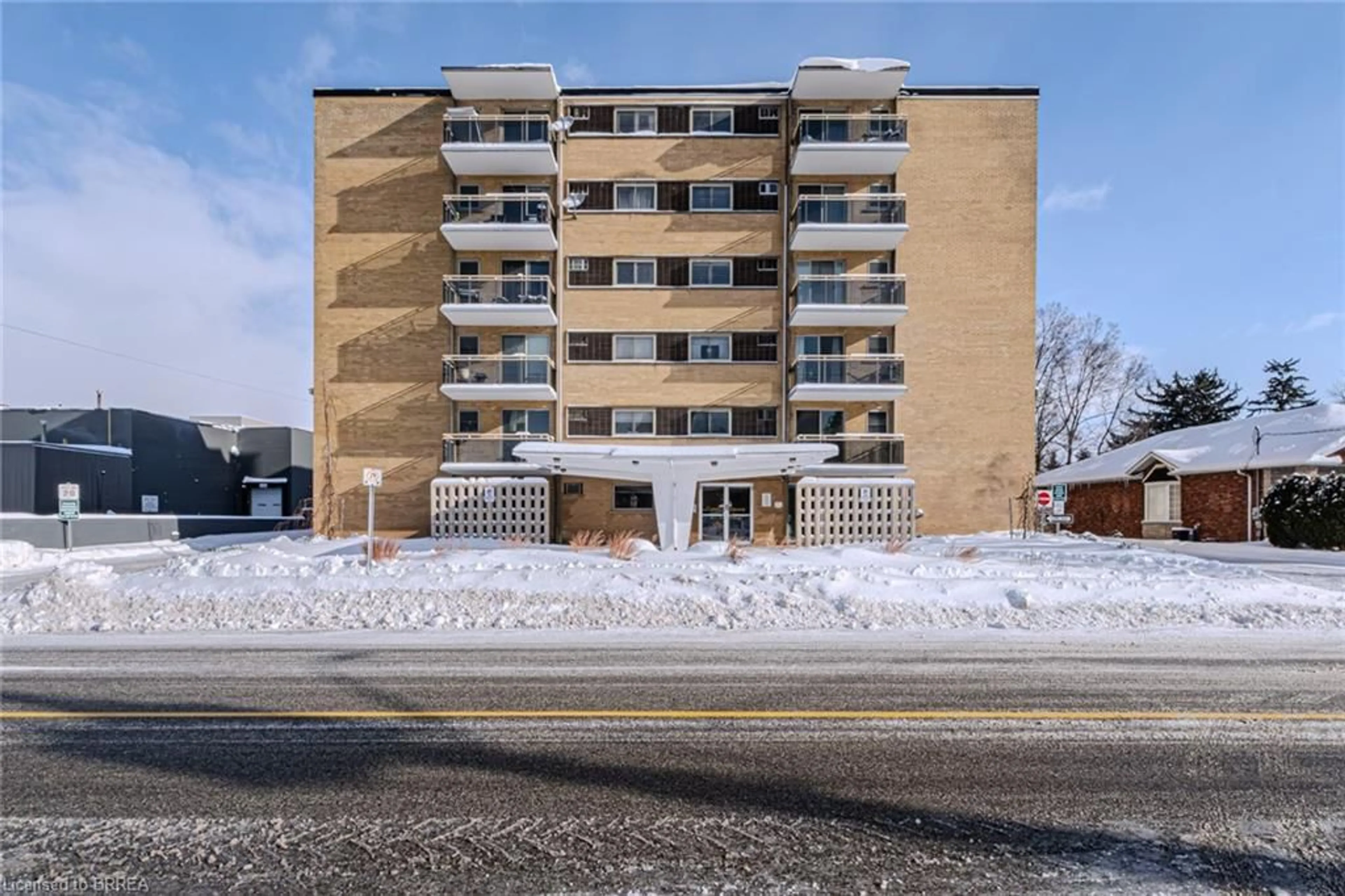 Indoor foyer for 87 St George St #203, Brantford Ontario N3R 1V5