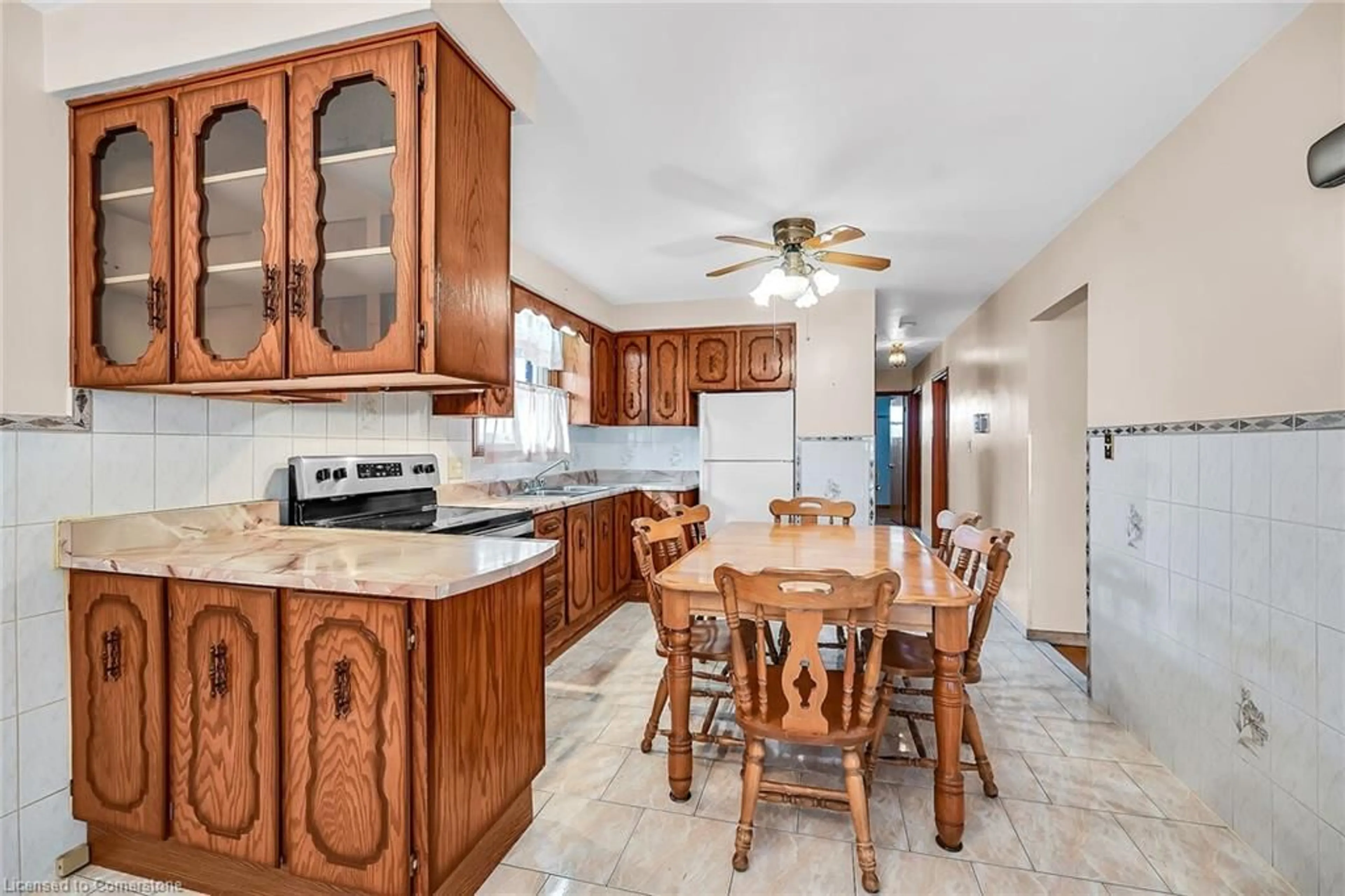 Standard kitchen, ceramic/tile floor for 40 Glassco Ave, Hamilton Ontario L8H 1B3