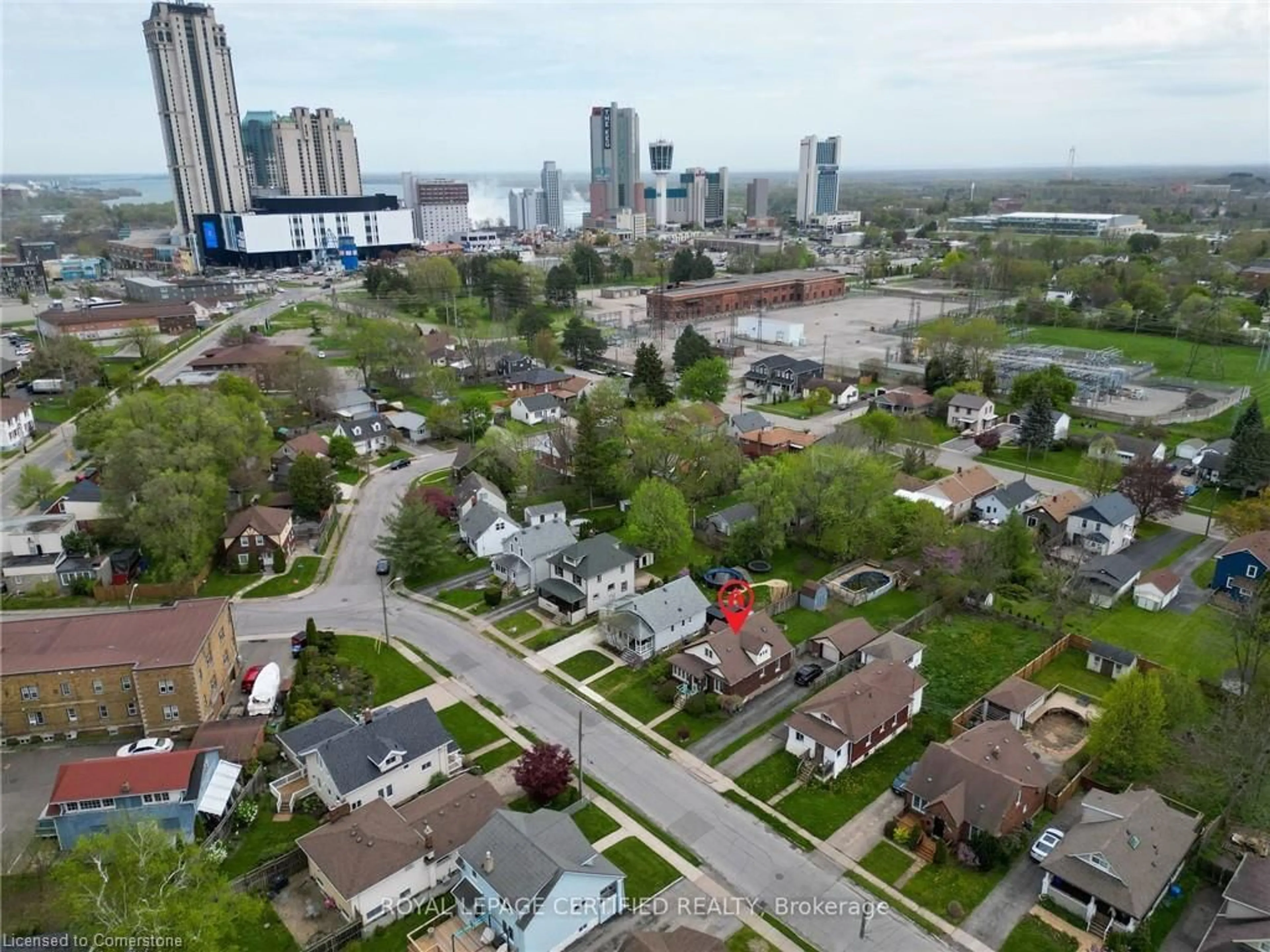 A pic from outside/outdoor area/front of a property/back of a property/a pic from drone, city buildings view from balcony for 5810 Symmes St, Niagara Falls Ontario L2G 2G3