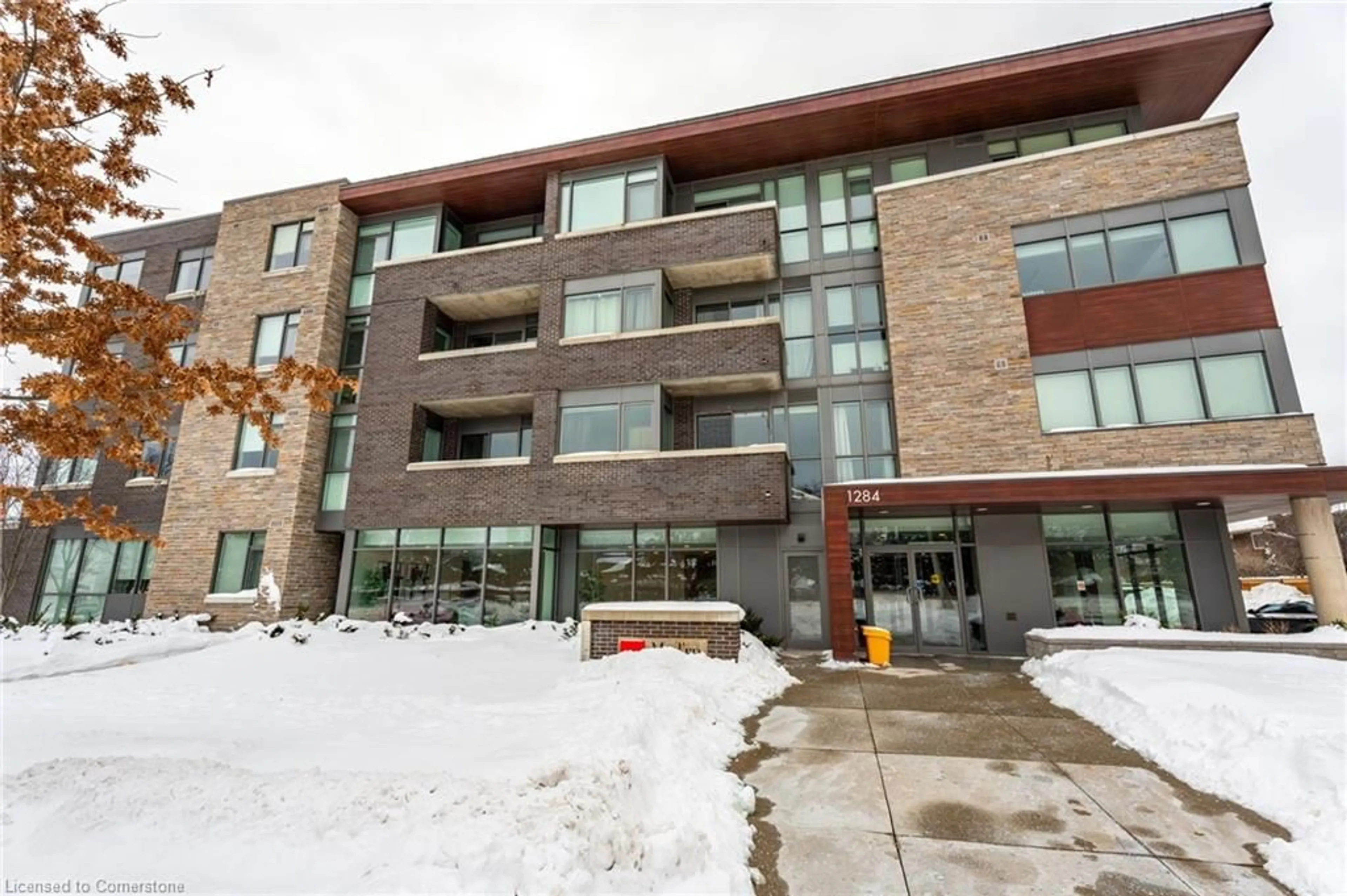 Indoor foyer for 1284 Guelph Line #220, Burlington Ontario L7P 0T9