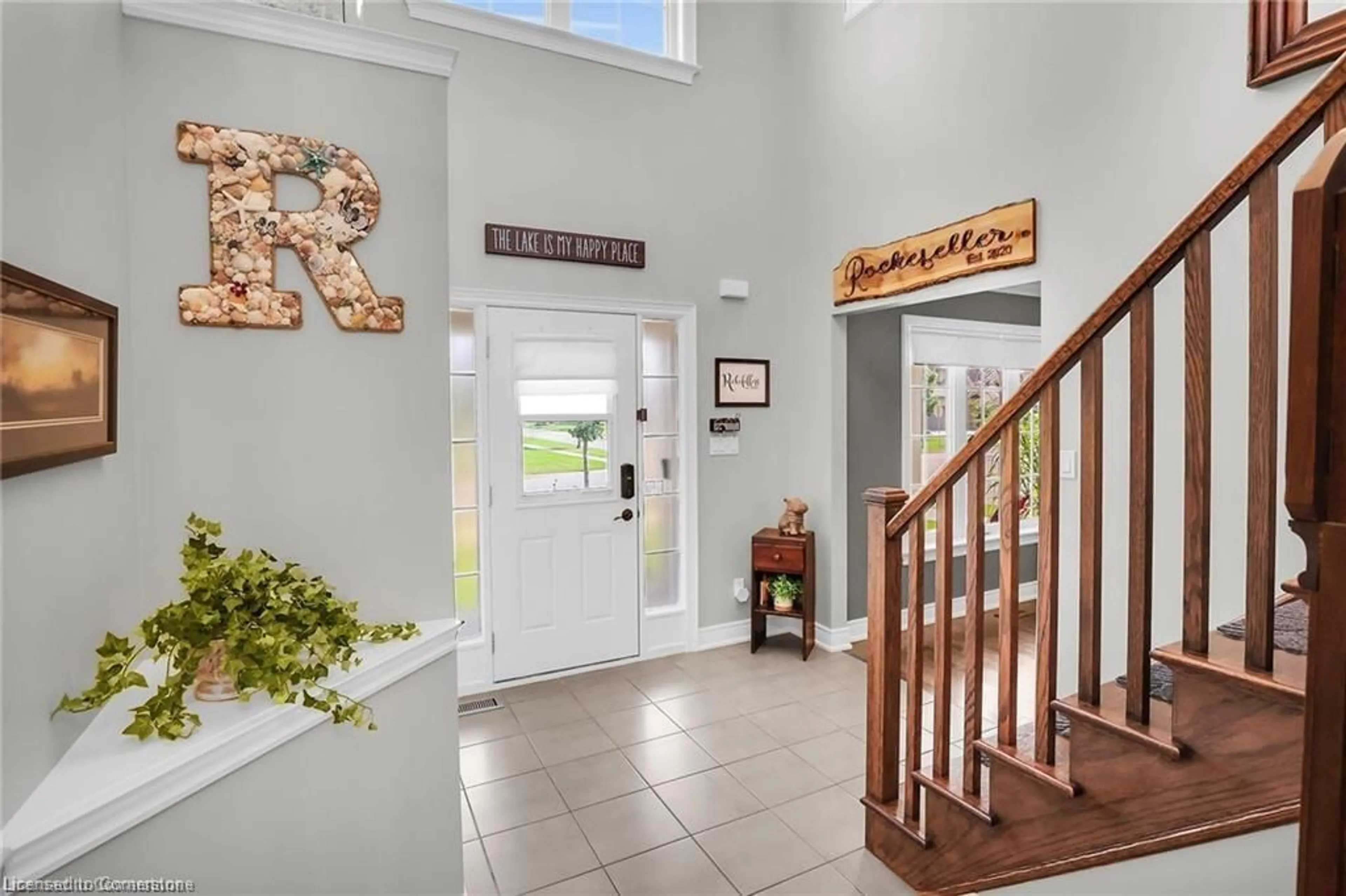 Indoor entryway for 70 Oakdale Blvd, Smithville Ontario L0R 2A0