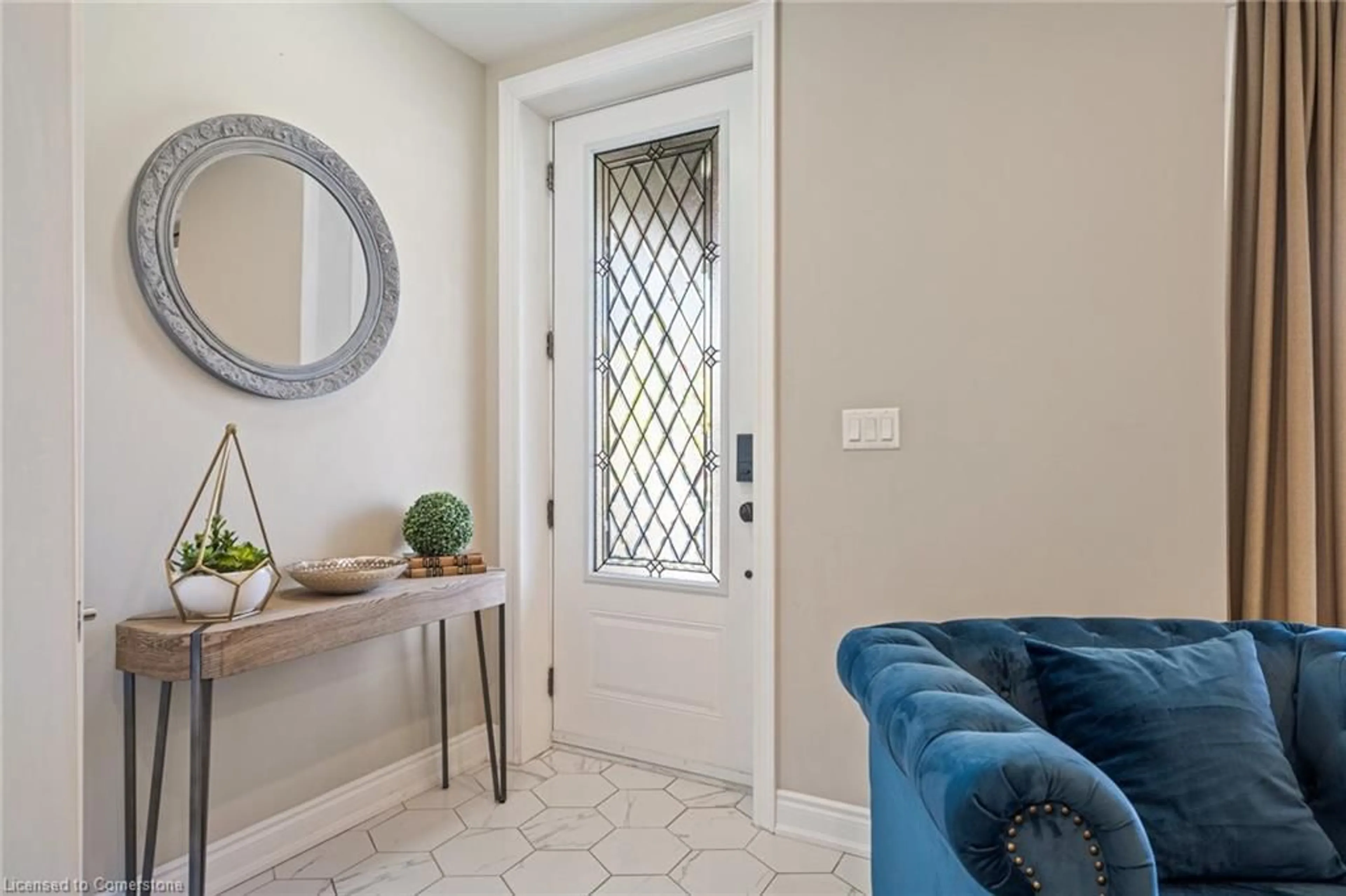 Indoor entryway for 354 John St, Hamilton Ontario L8L 4R1