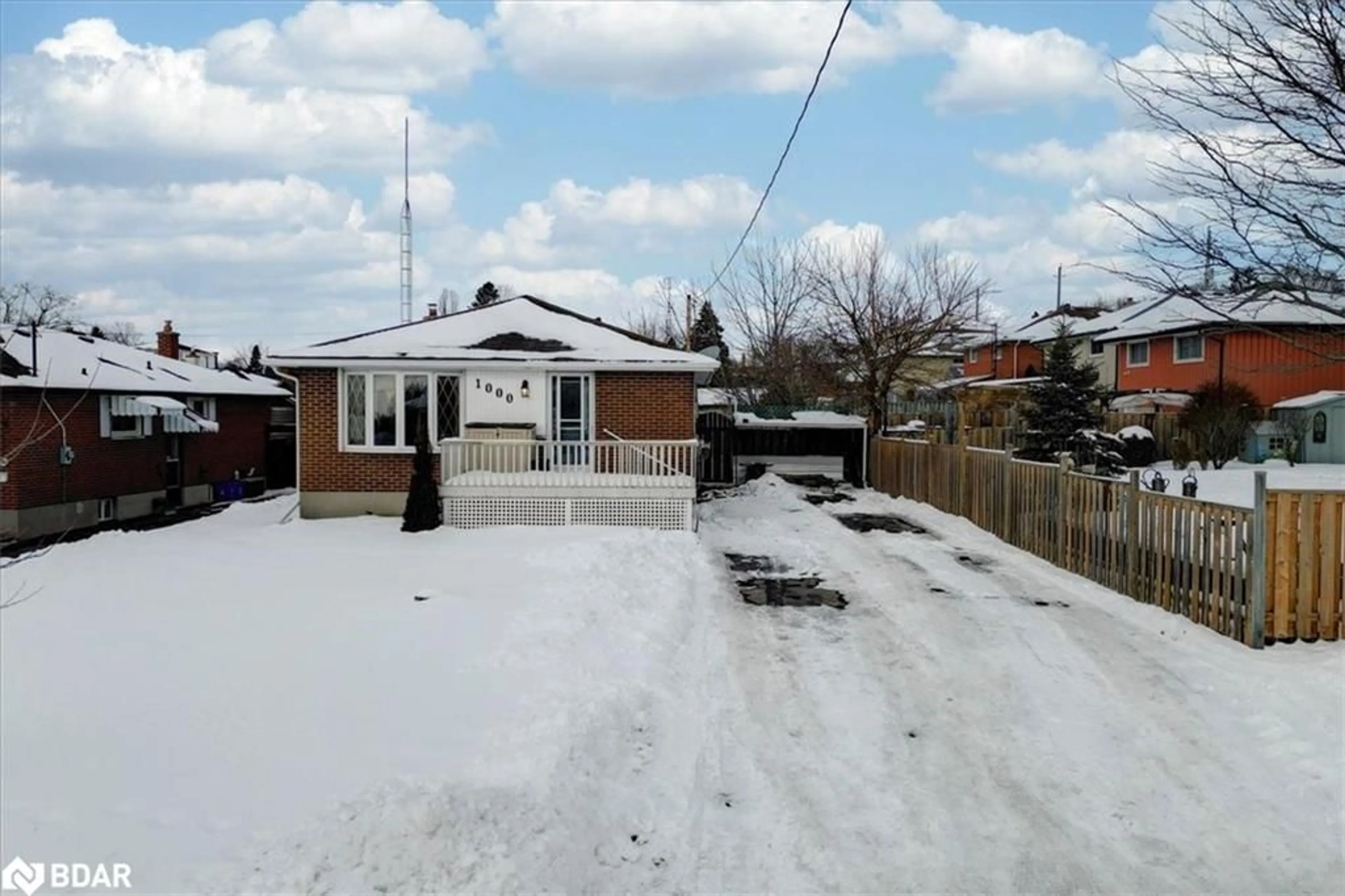 A pic from outside/outdoor area/front of a property/back of a property/a pic from drone, street for 1000 Applegrove Ave, Oshawa Ontario L1H 1S7